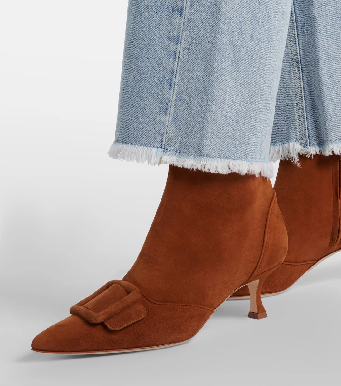 Manolo Blahnik - حذاء الكاحل Baylow المصنوع من جلد الشمواه والمزين بالزخارف