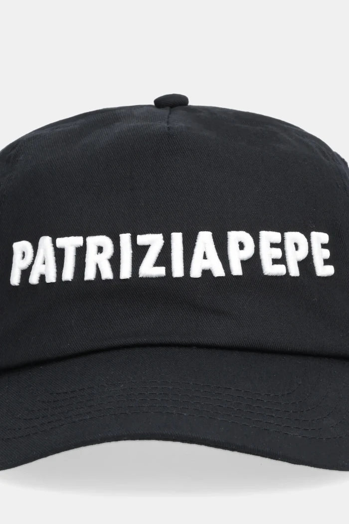 Памучна шапка с козирка Patrizia Pepe