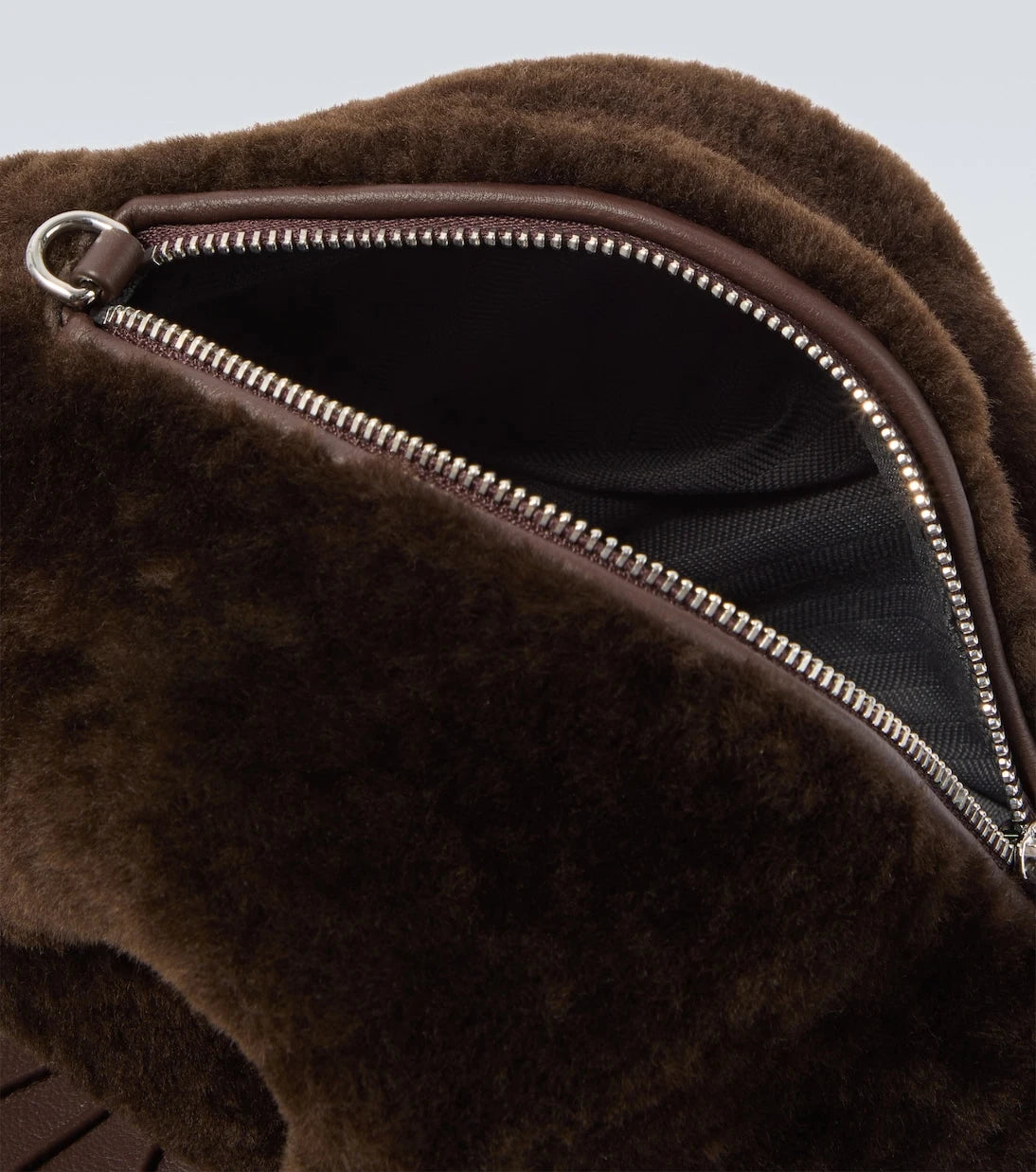 Loewe - حقيبة كروس بودي من فرو خراف البلاتيبوس