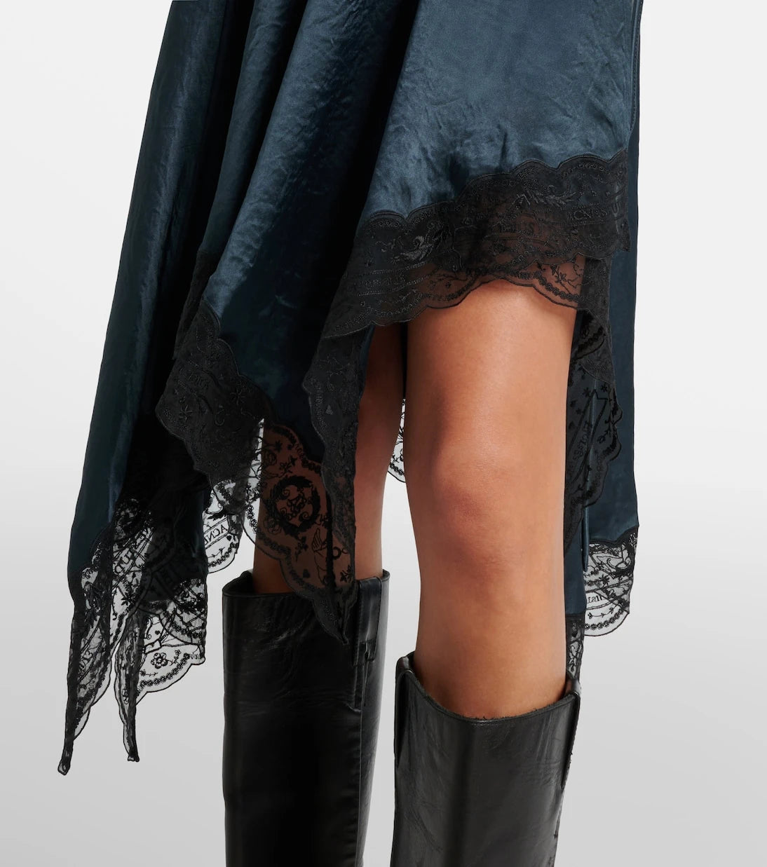 Acne Studios - فستان قصير من الساتان بحواف دانتيل غير متماثلة