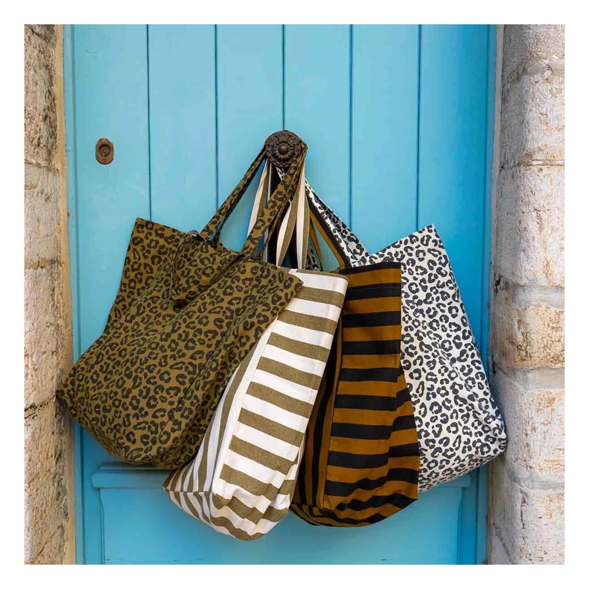 Rose in April - Elisabeth Graou tote bag | Beige