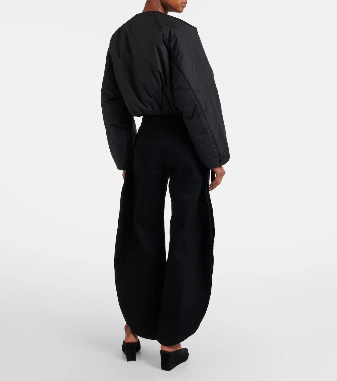 Alaïa - جينز باهت بقصّة برميلية