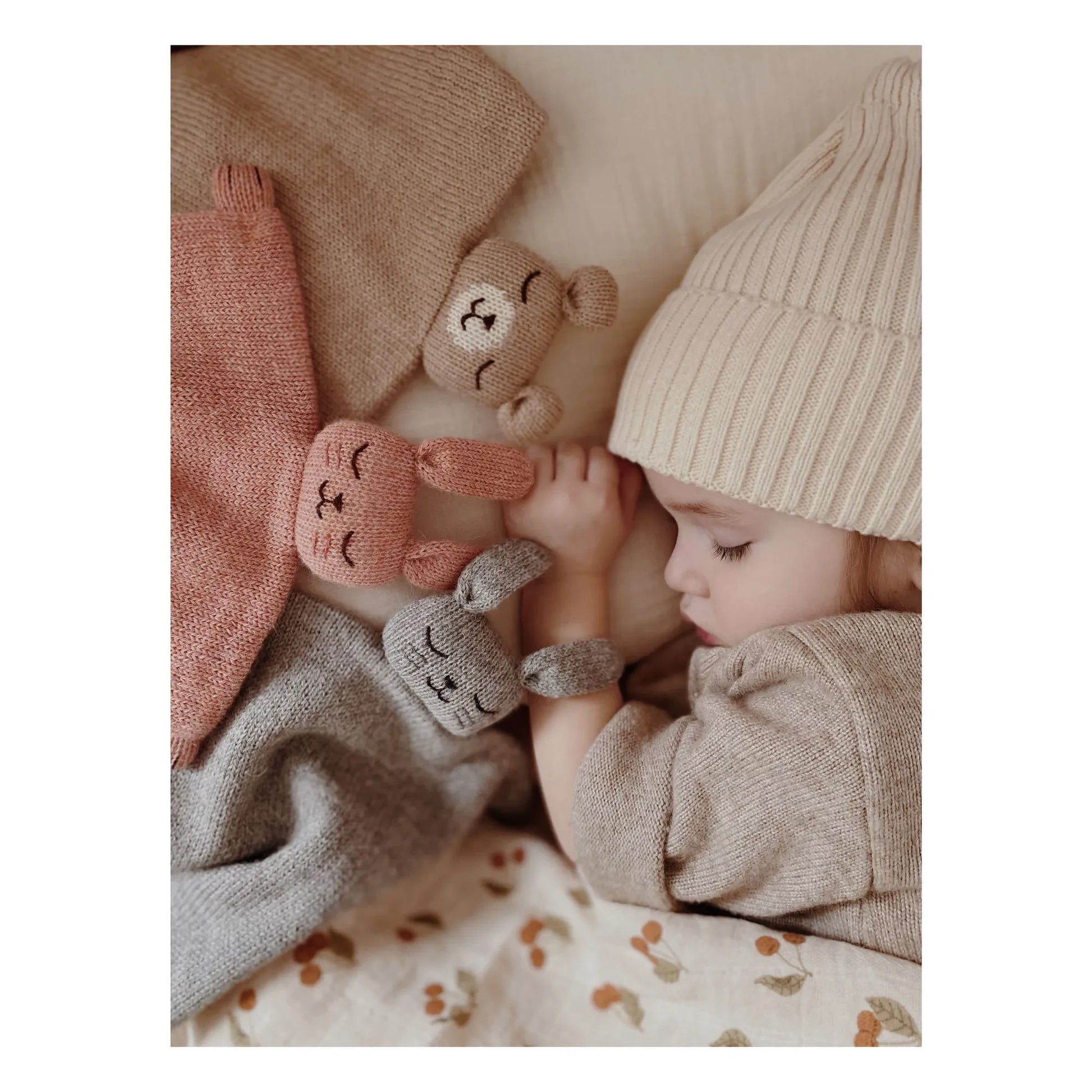 Main Sauvage - Flat Teddy Bear | Sand