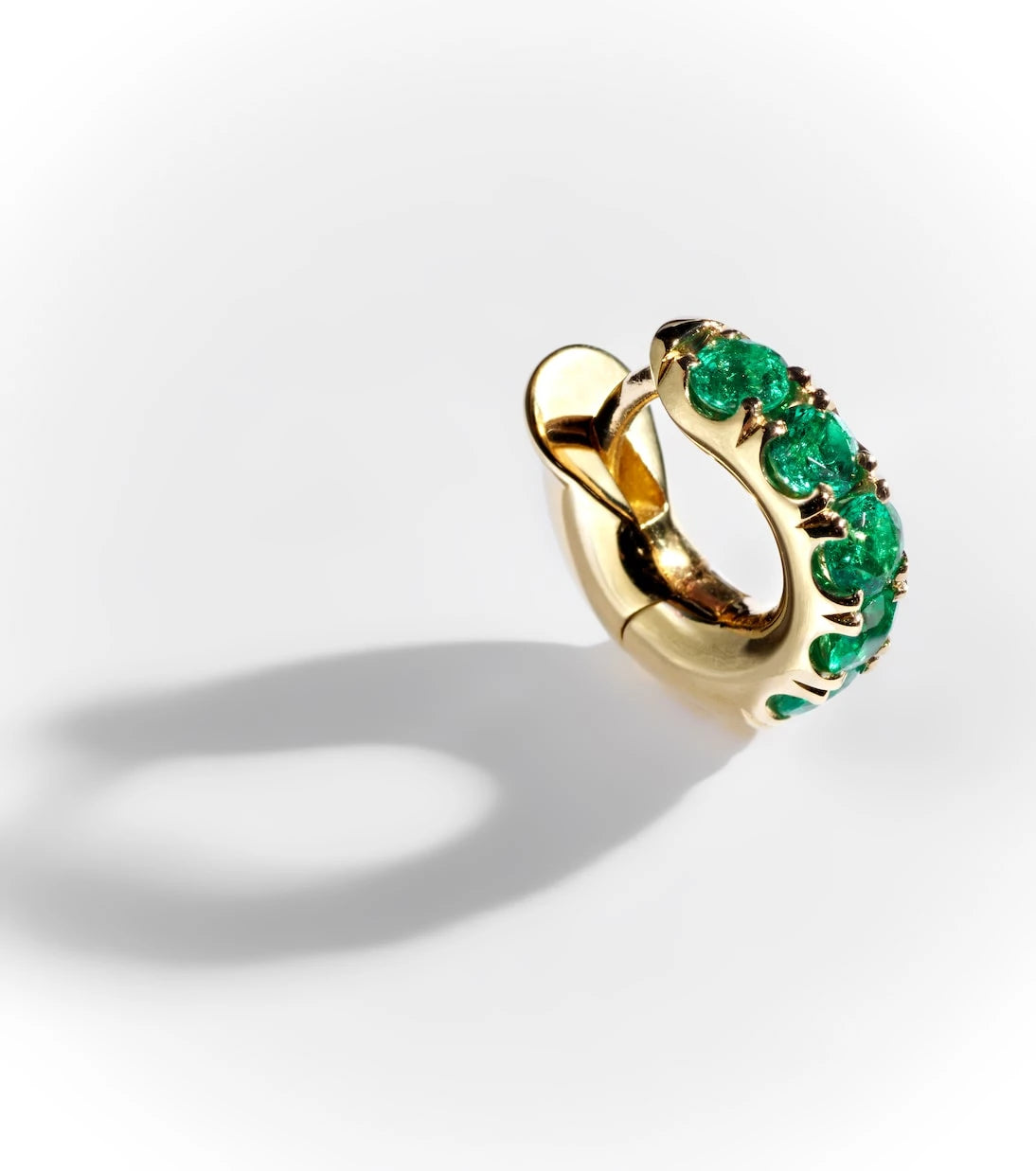 Spinelli Kilcollin - Mini Macro Hoop 18kt gold and emerald single earring