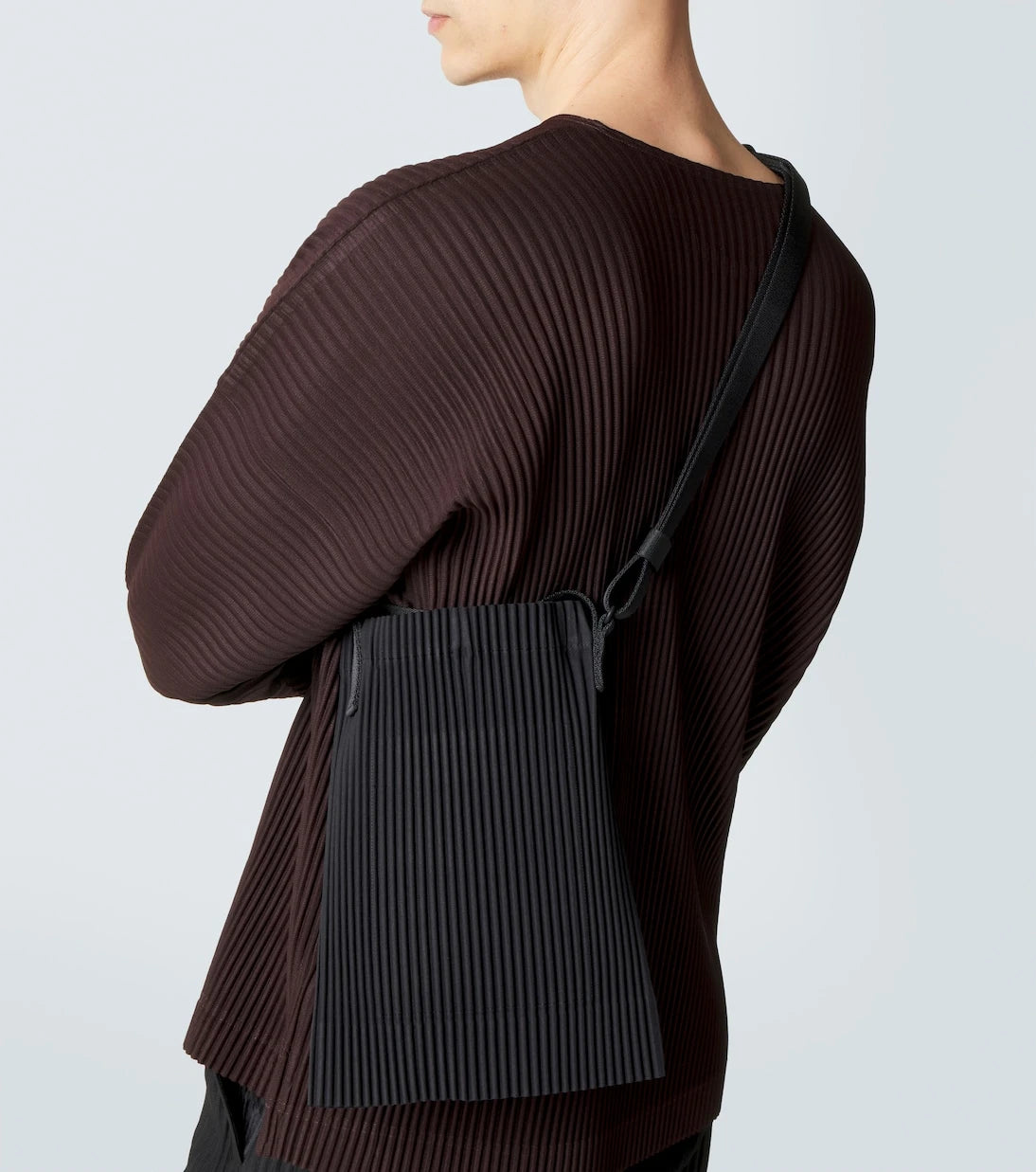 Homme Plissé Issey Miyake - حقيبة كتف بتطريزات مع رباط سحب