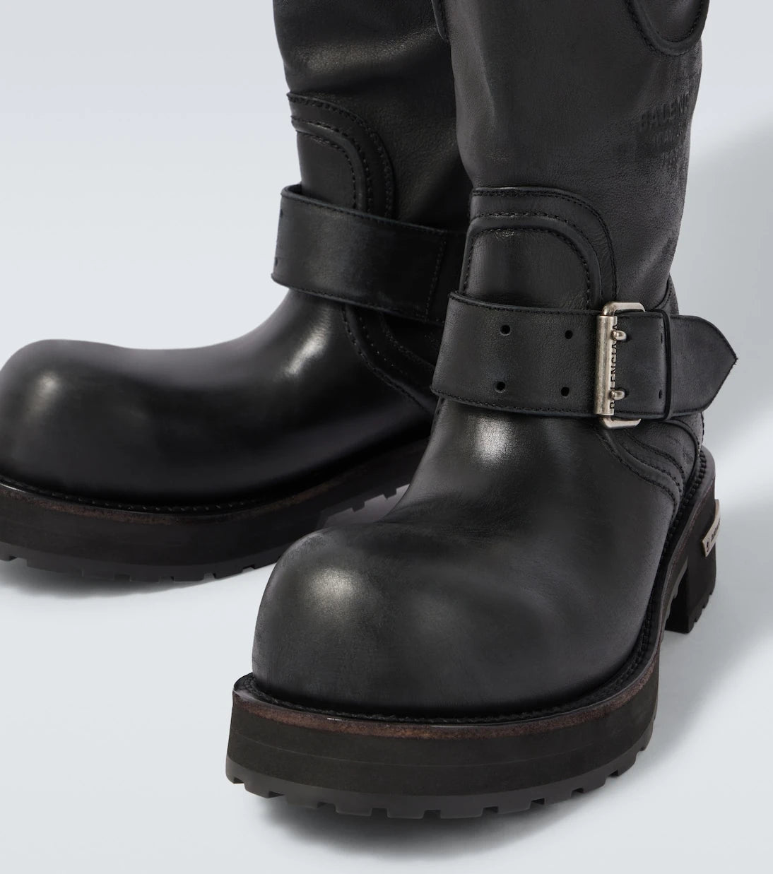 Balenciaga - حذاء بايكر فخم من الجلد بنقشة فايبر