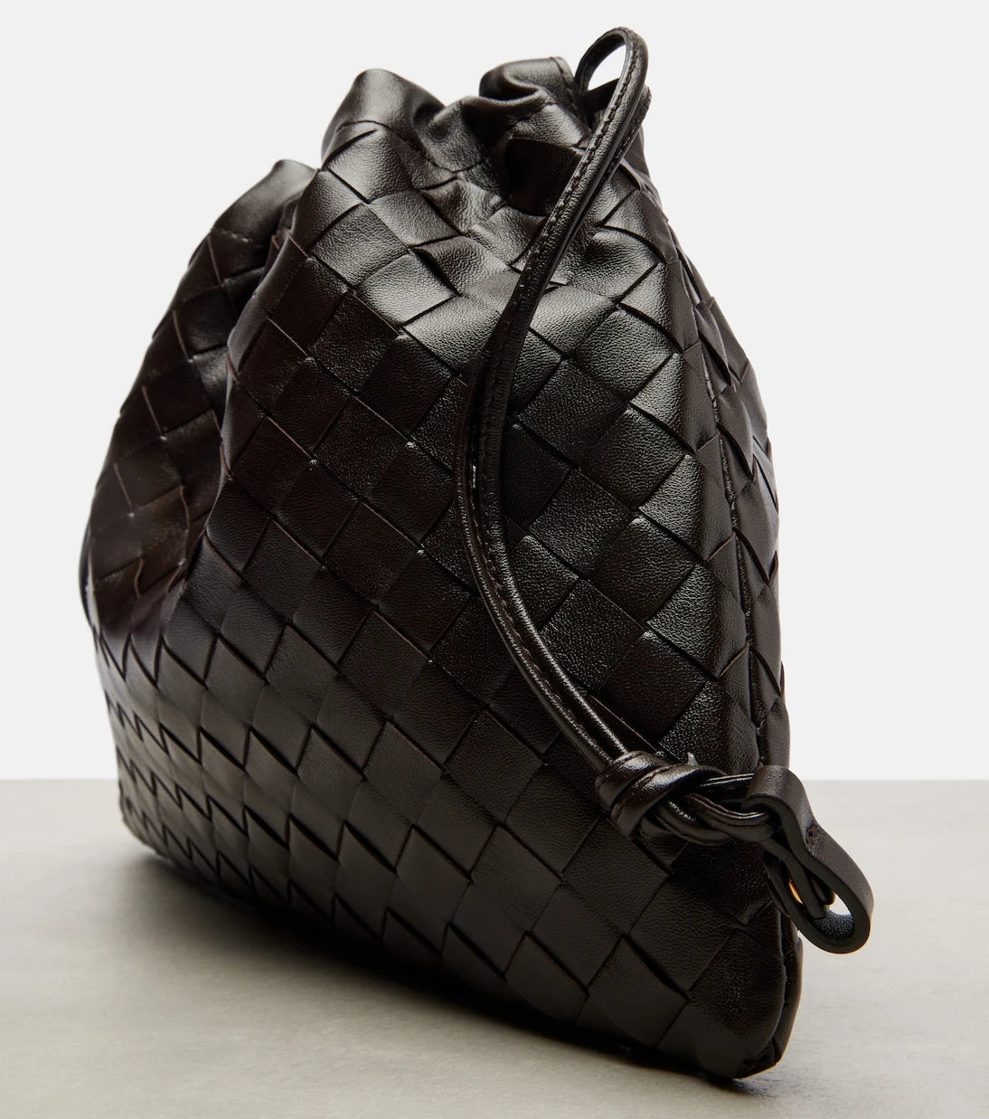 Bottega Veneta - حقيبة كلاتش جلدية متوسطة "داست باج"