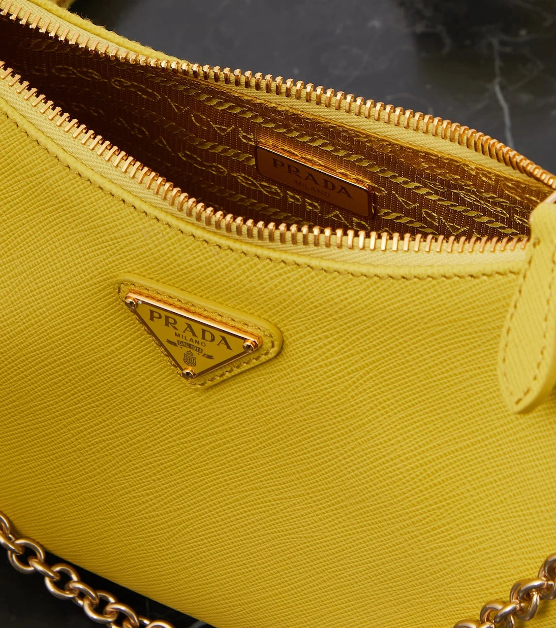 Prada - حقيبة كتف صغيرة Re-Edition 2005 جلدية