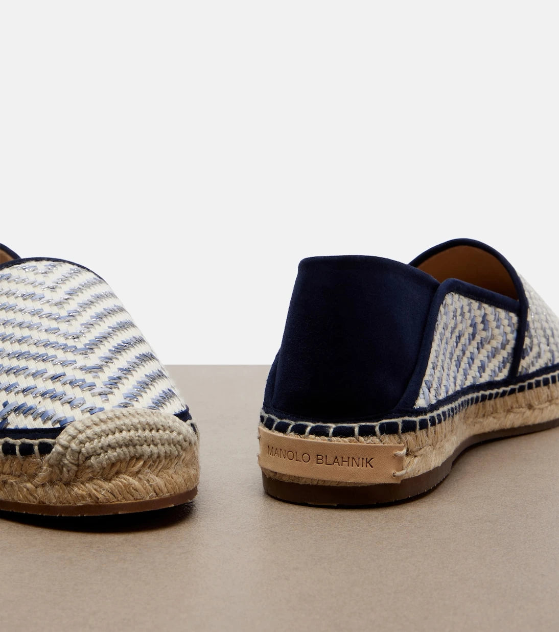 Manolo Blahnik - إسبادريل Espadra بتأثير الرافيا