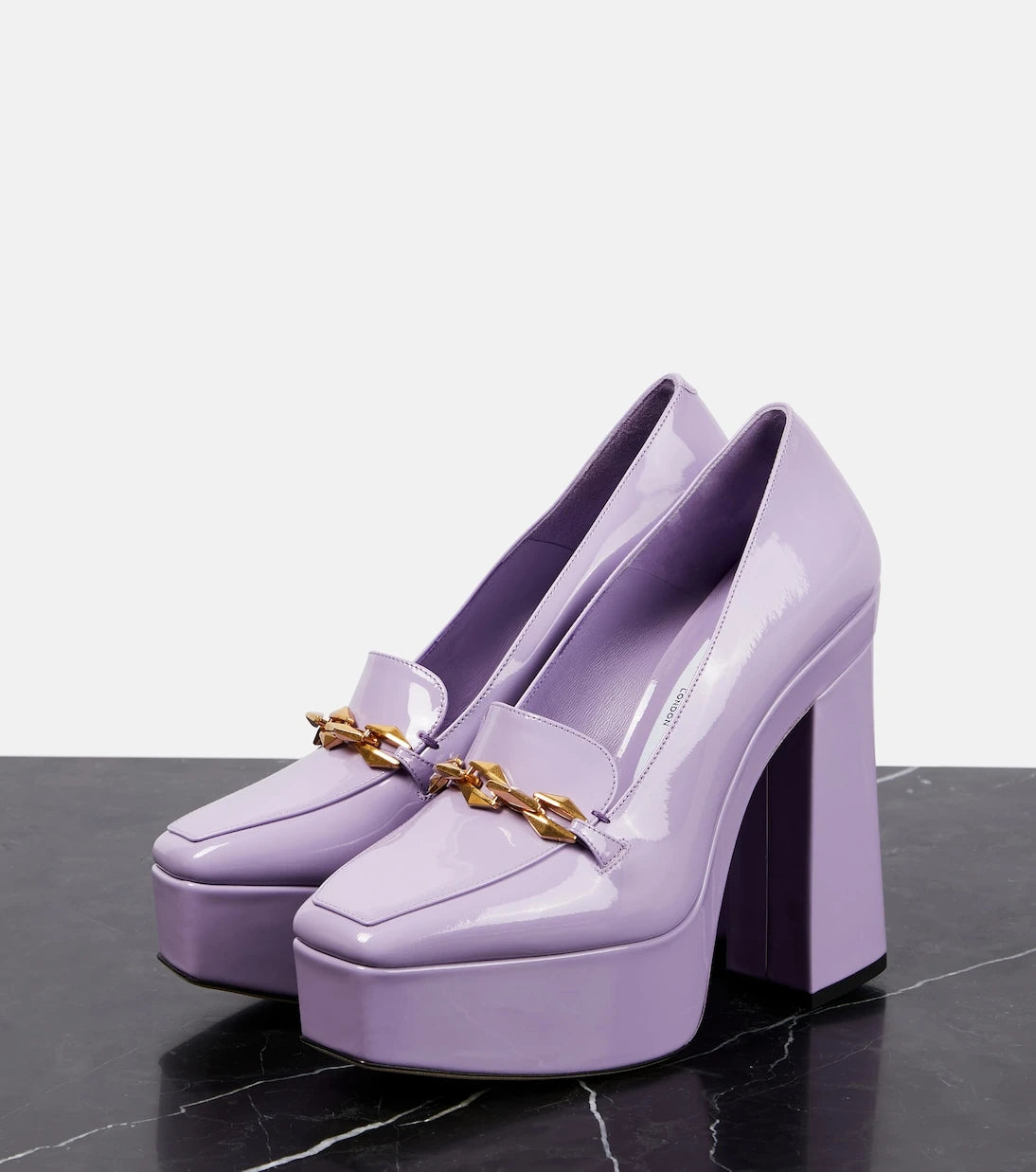Jimmy Choo - حذاء بكعب عالٍ من جلد لامع ومزين بالكريستال طراز Diamond Tilda