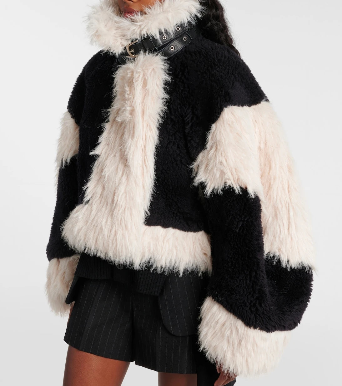 Sacai - جاكيت صوف بقصة كبيرة مزين بالفرو الصناعي