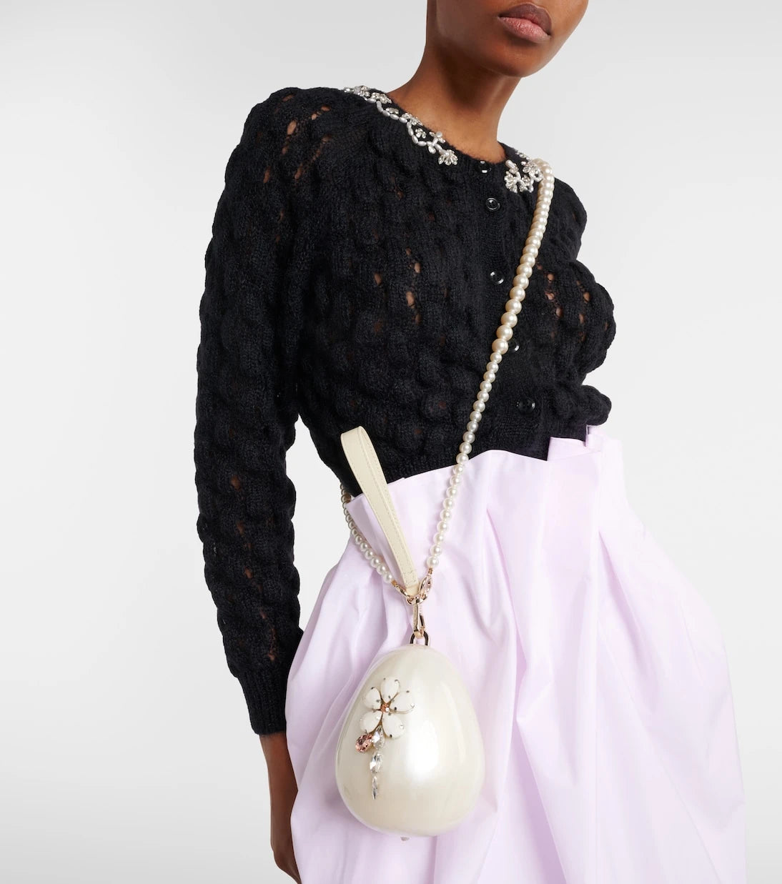 Simone Rocha - حقيبة كلاتش مرصّعة بزخارف بيضة الأرنب اللؤلؤية