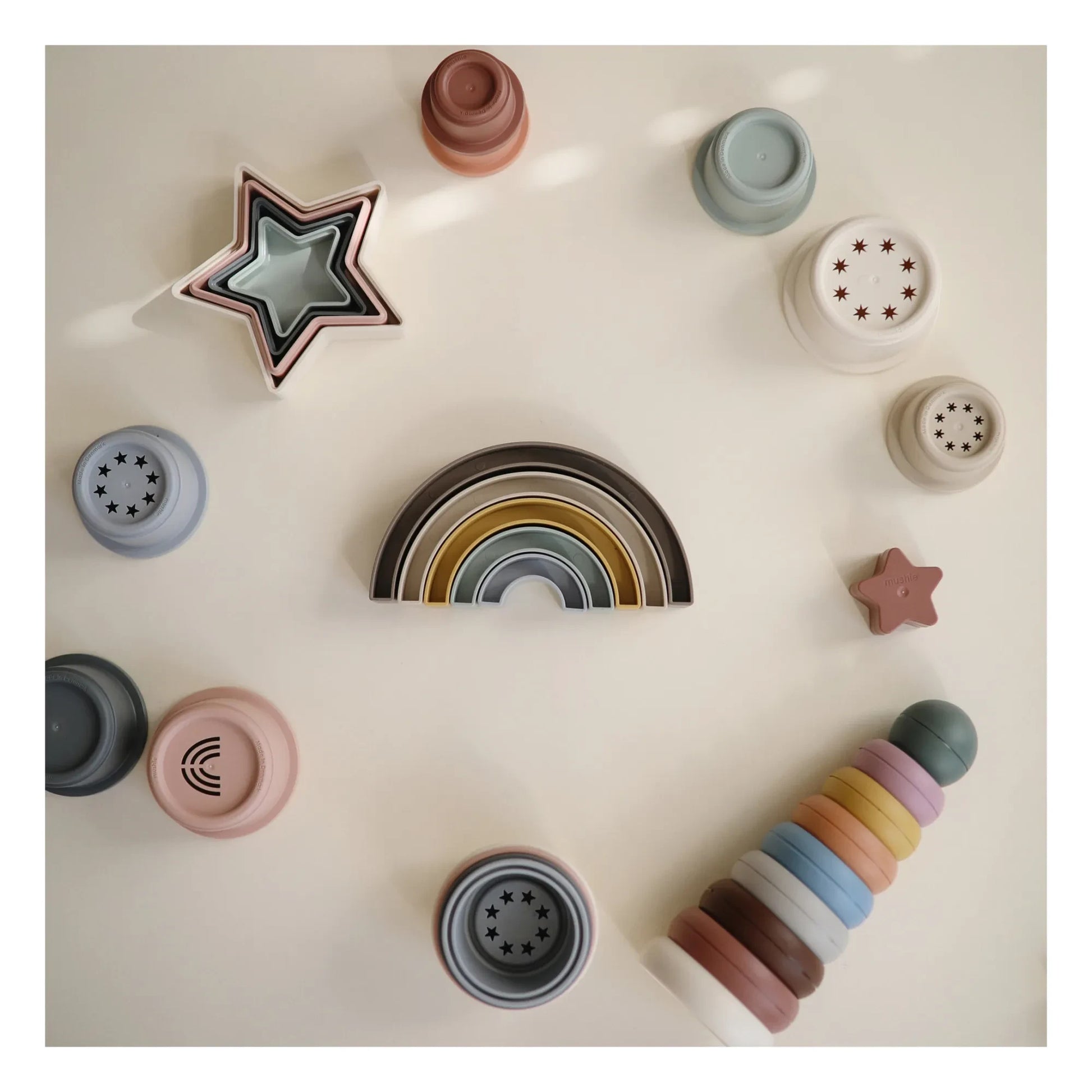 Mushie - Stacking Rainbow | Dark grey