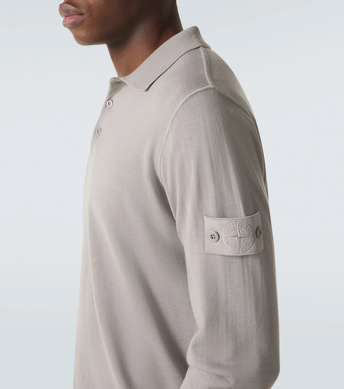 Stone Island - قميص بولو من صوف فيرجن بتطريز البوصلة