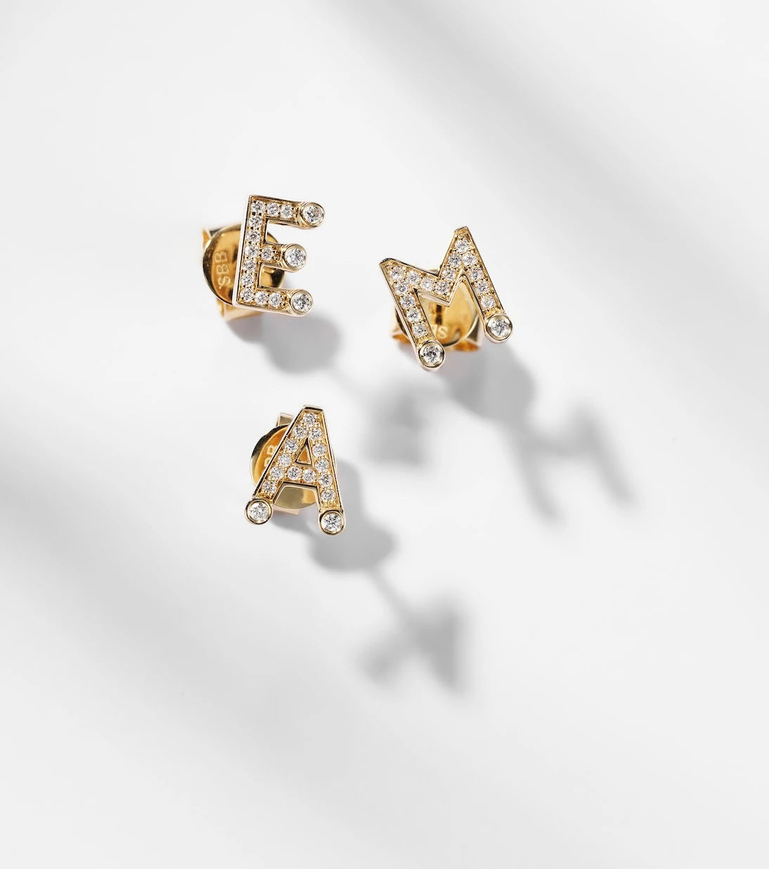 Sophie Bille Brahe - Initial Petite 18kt gold single earring with diamonds