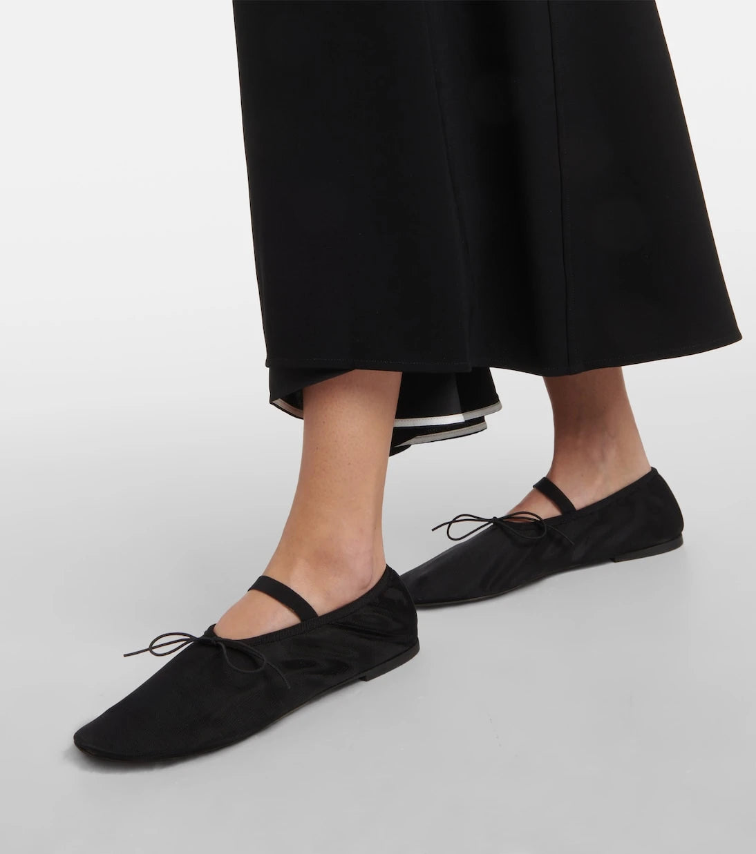 Proenza Schouler - حذاء باليه شبكي بتصميم قفاز