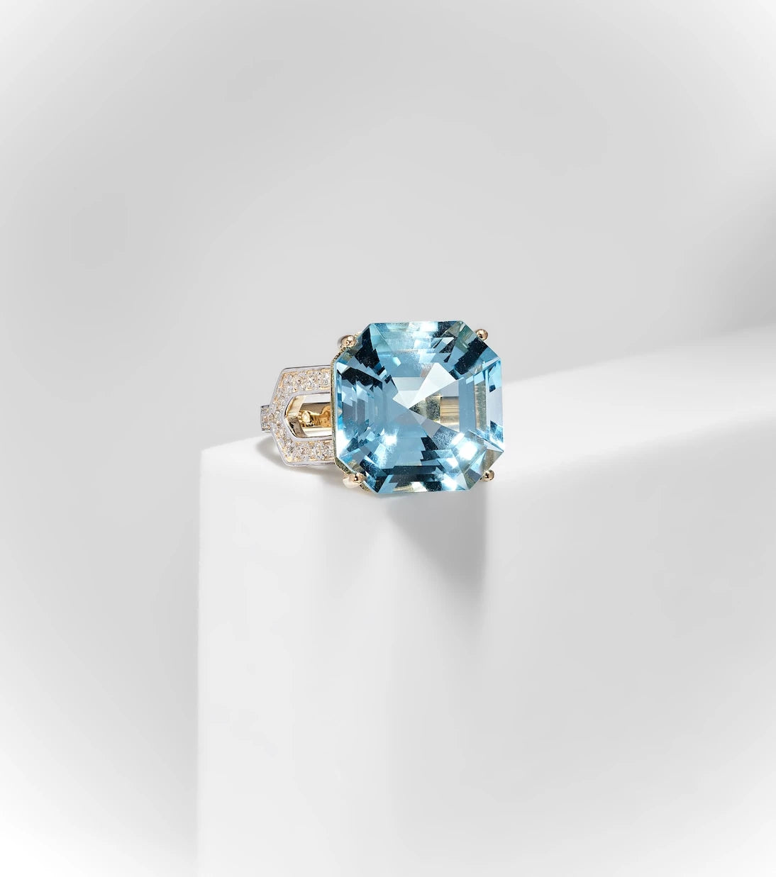 Mateo - 14kt gold ring with topaz and diamonds