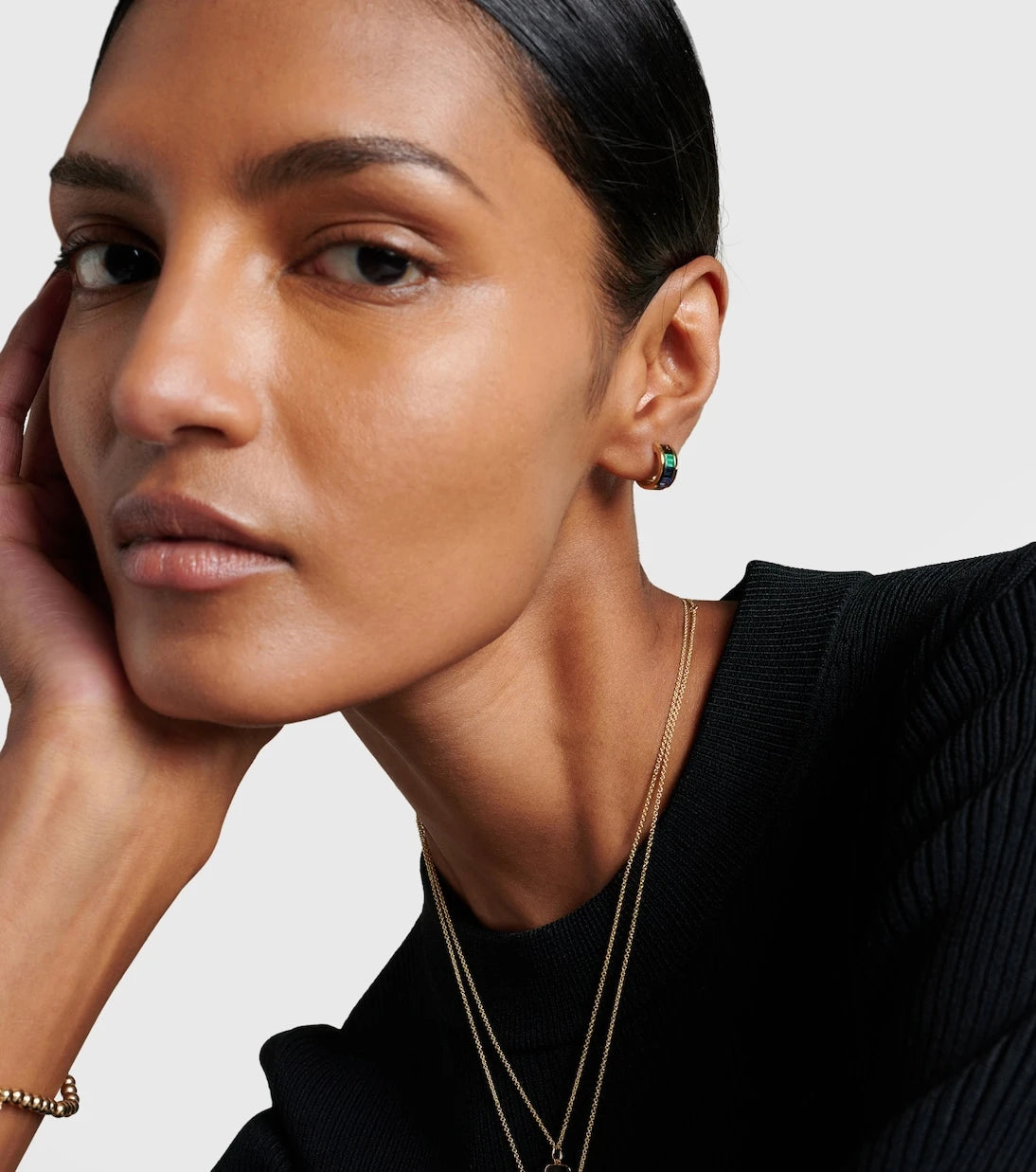 Sydney Evan - 14kt gold hoop earrings with gemstones