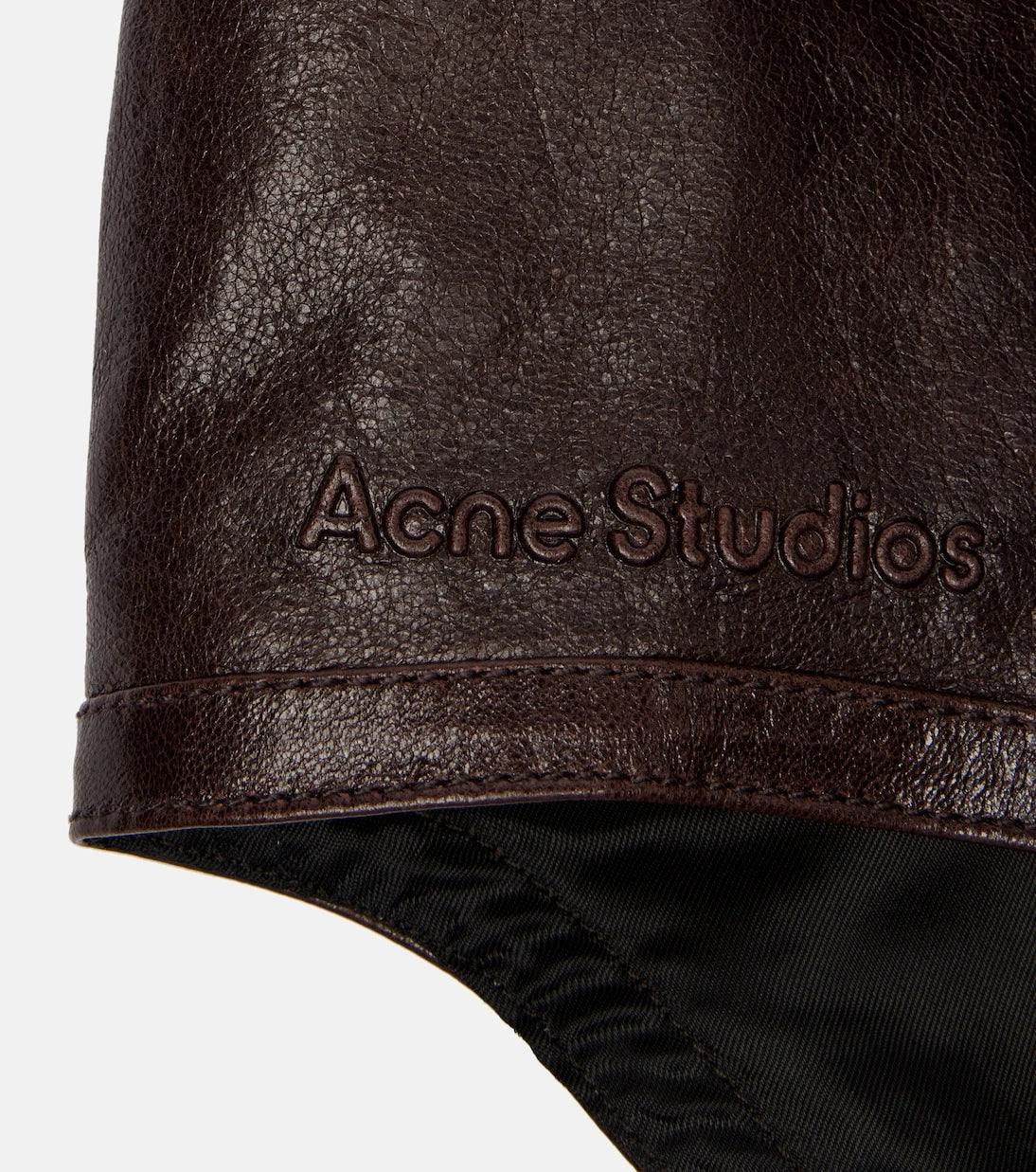 Acne Studios - قبعة بيلمر من الجلد المنقوش