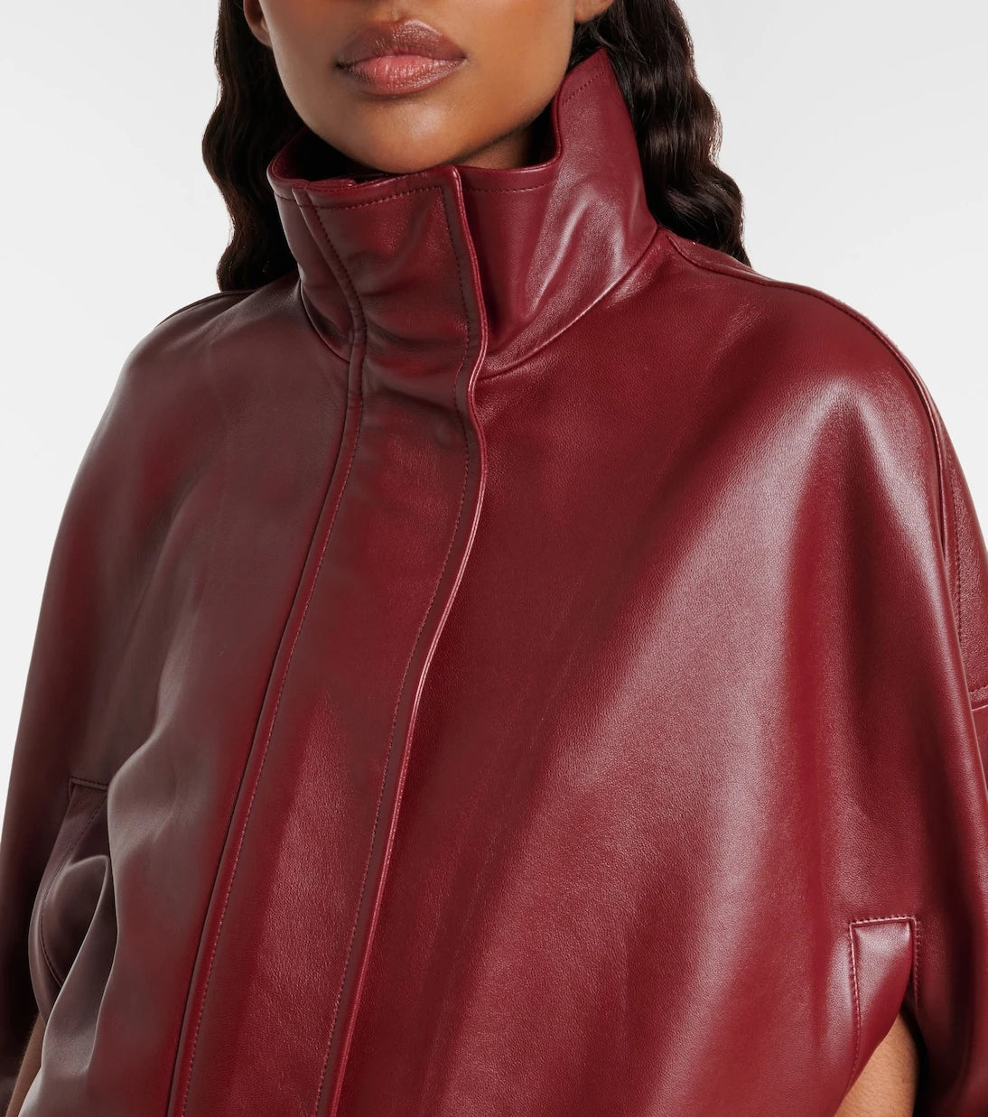 Balenciaga - كاب جلدي غير متماثل بكسرات