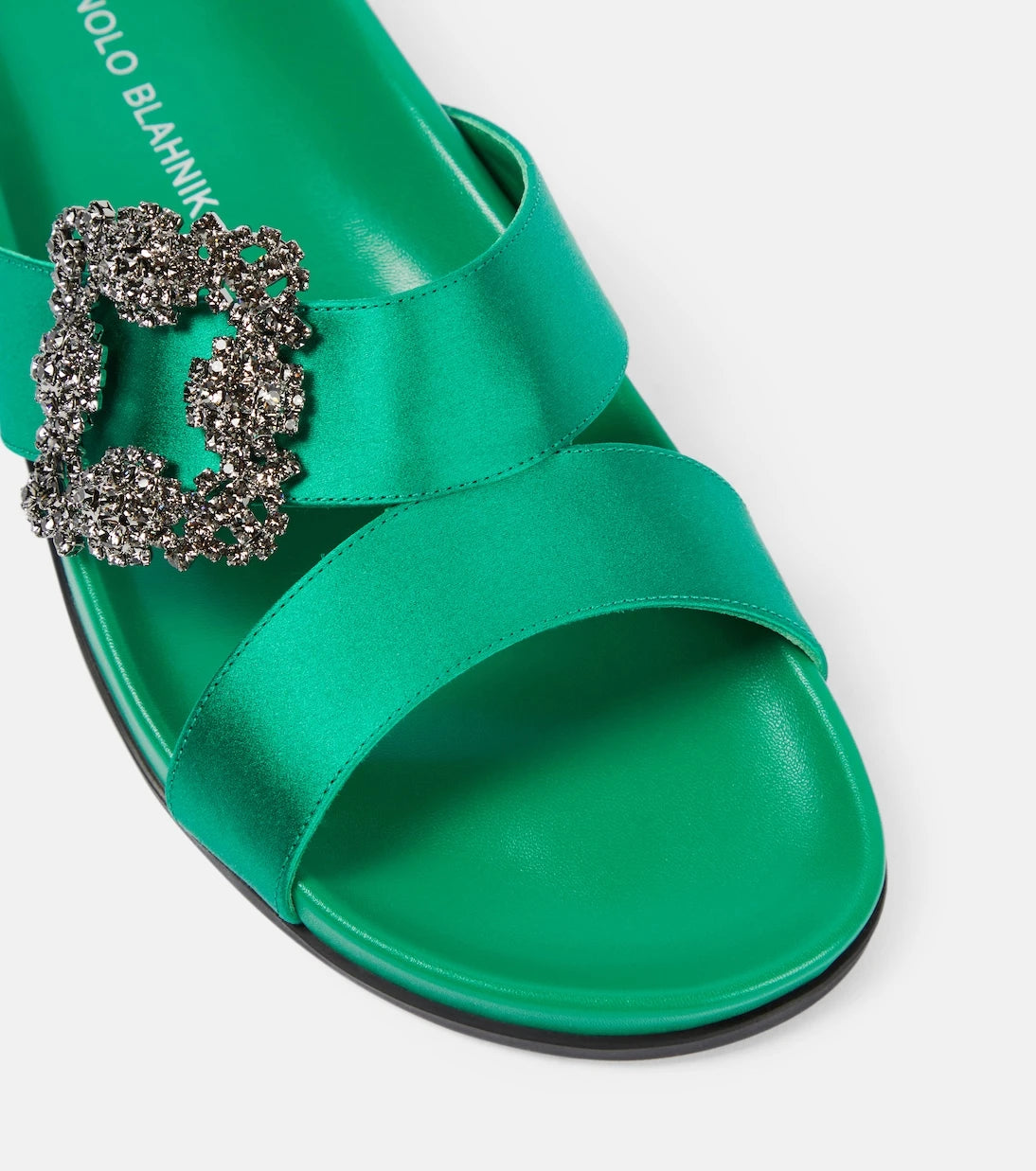 Manolo Blahnik - صندل تشيلانغي من الساتان المزدان بالزخارف