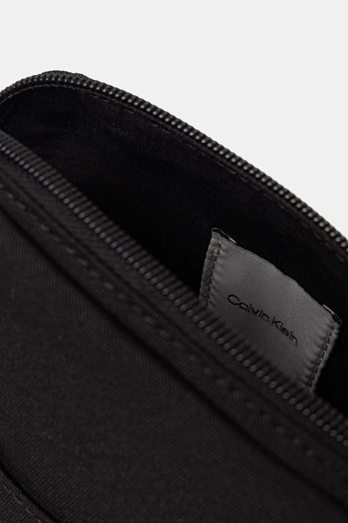 Calvin Klein omuz çantası