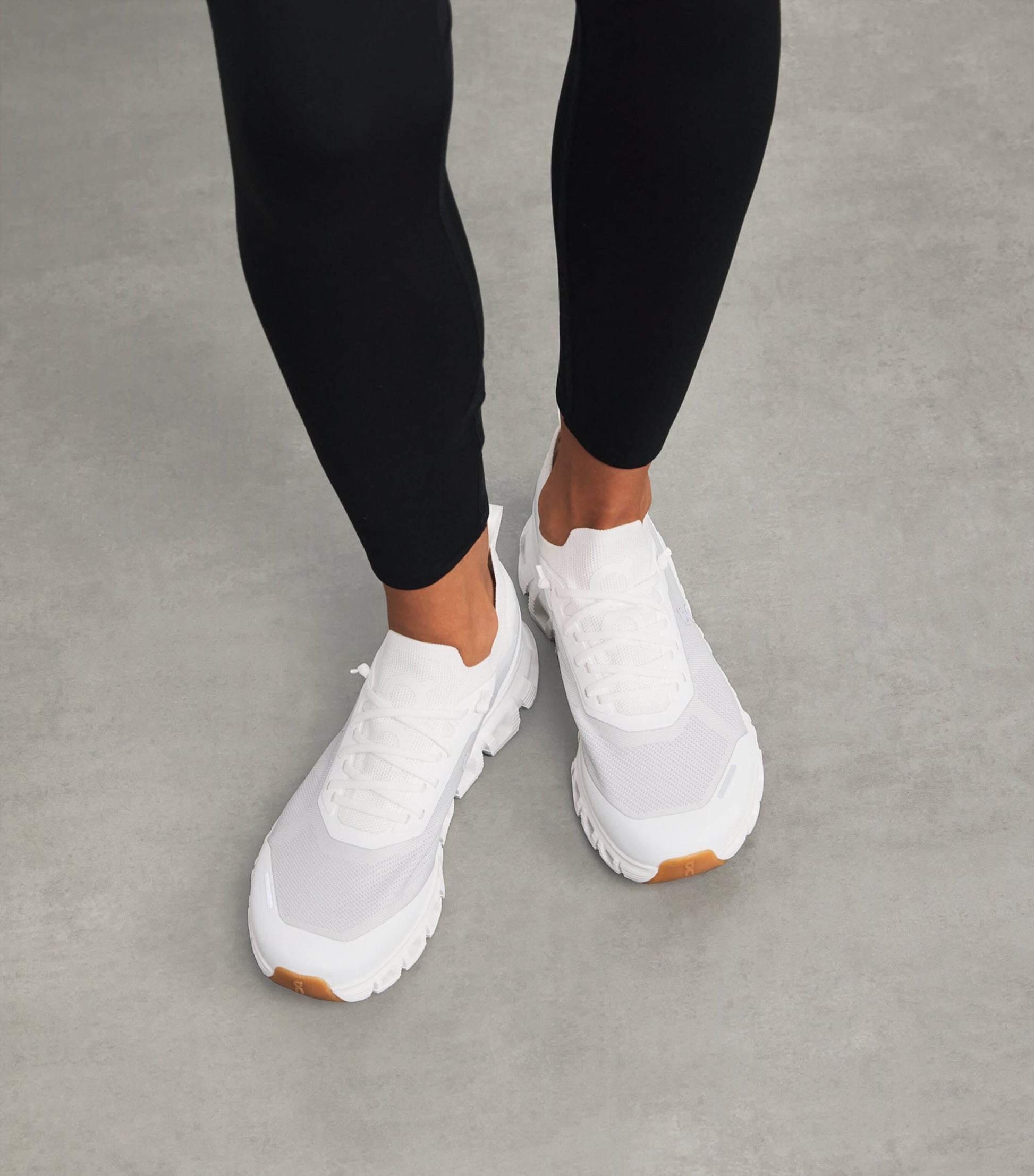 White Cloud 6 Versa Trainers