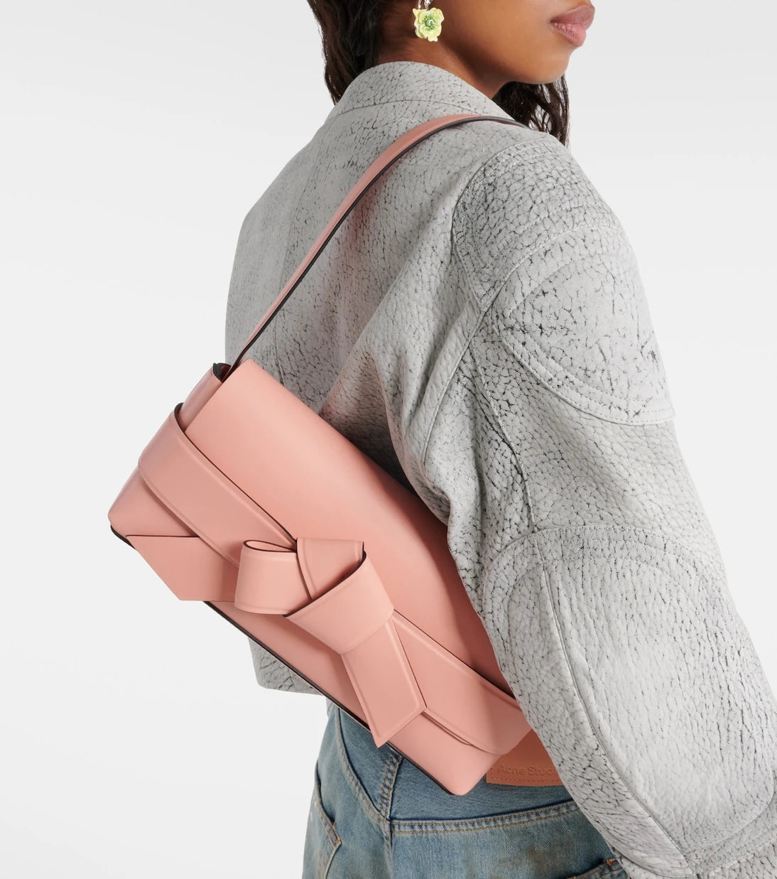 Acne Studios - حقيبة كتف Musubi صغيرة من الجلد