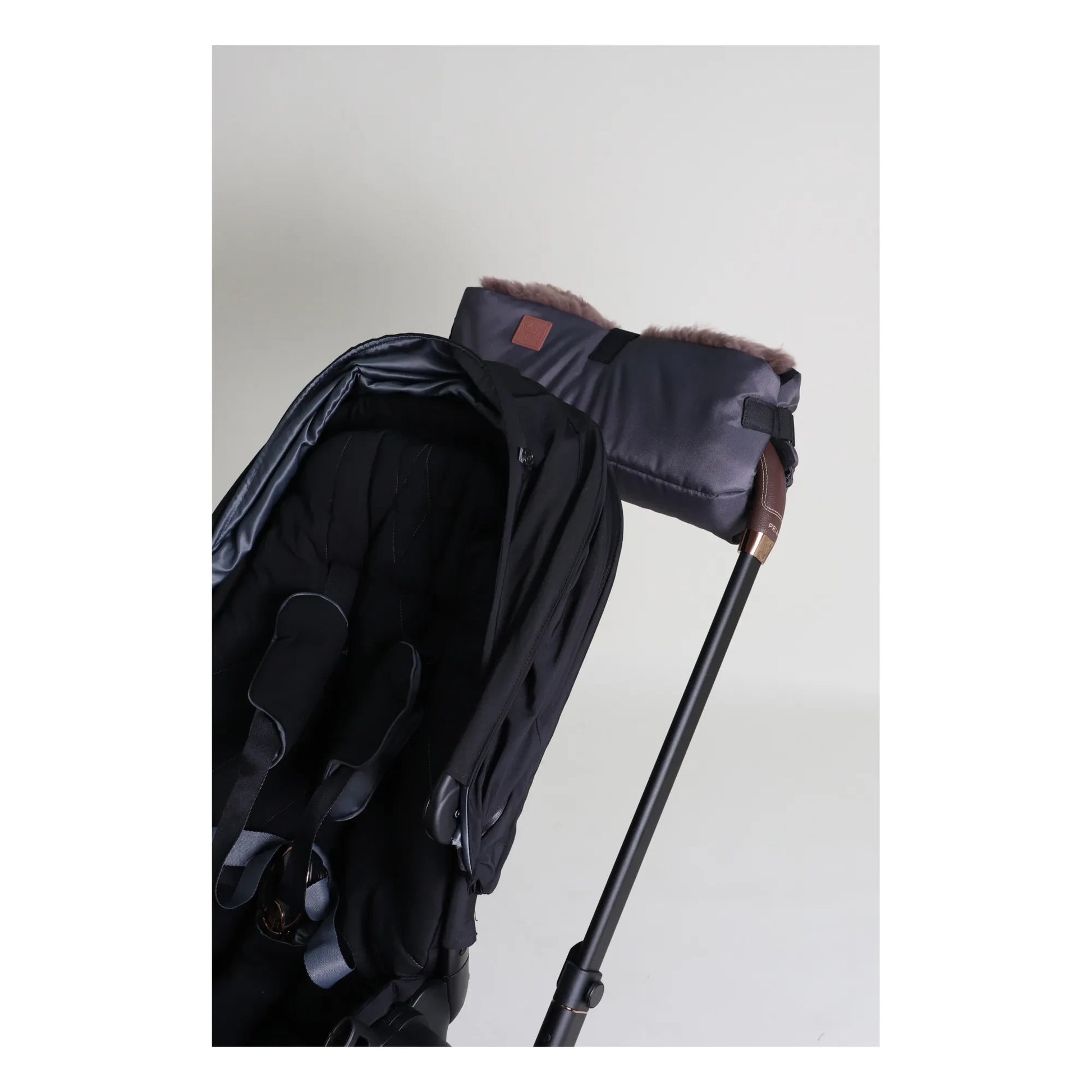 Kaiser - Muffy Lambskin Handwarmer | Charcoal grey