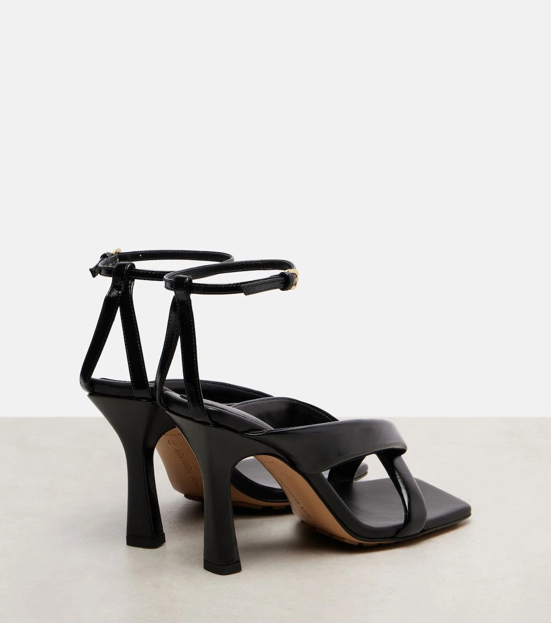 Bottega Veneta - صندل Riva 90 الجلدي
