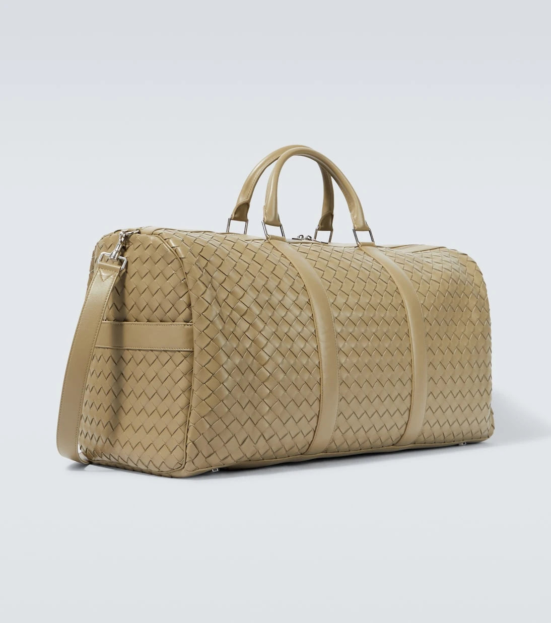 Bottega Veneta - حقيبة دفل كبيرة من جلد إنترتشياتو