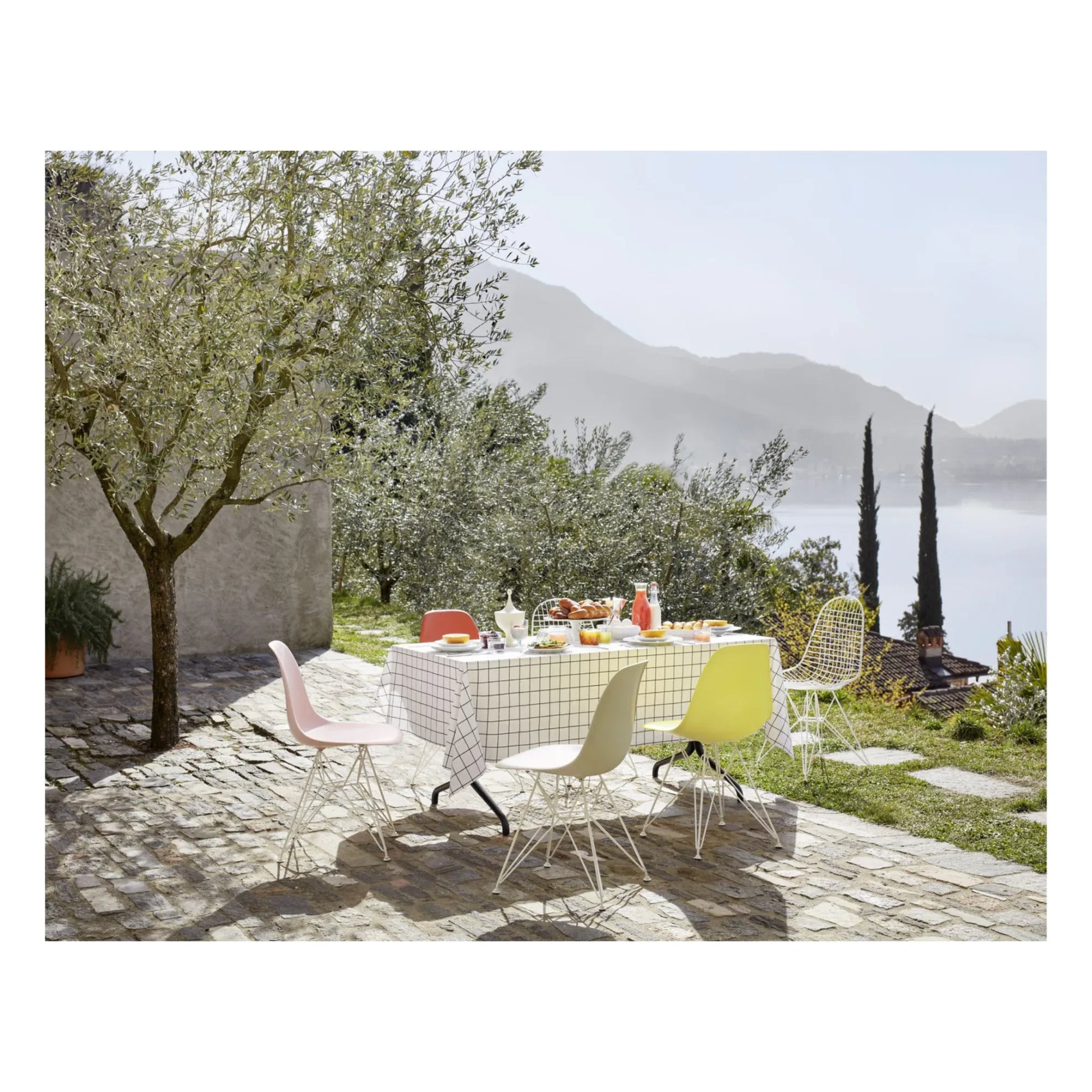 Vitra - DSR Plastic chair - white epoxy frame - Charles &amp; Ray Eames | Soft pink