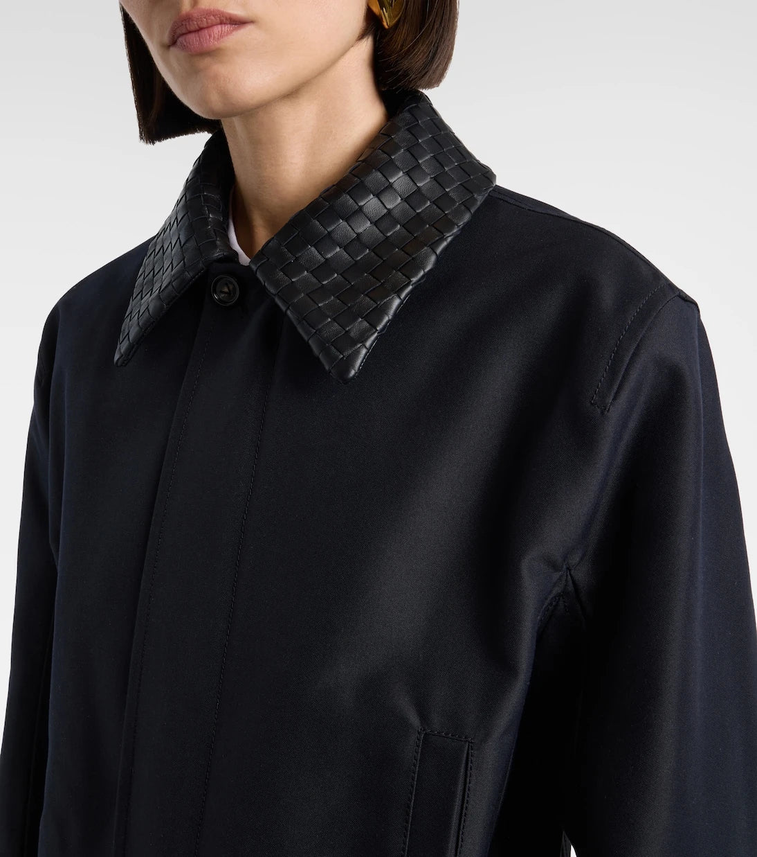 Bottega Veneta - جاكيت قماش بتفاصيل جلد إنترتشياتو