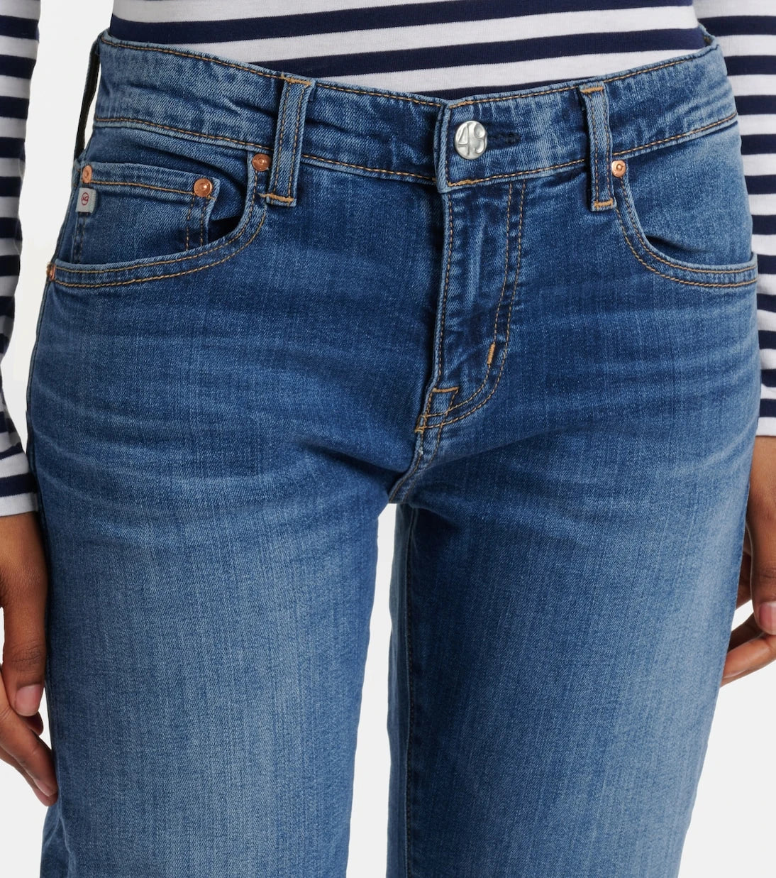 AG Jeans - بنطلون جينز سكيني قصير بتصميم "إكس بويفريند"