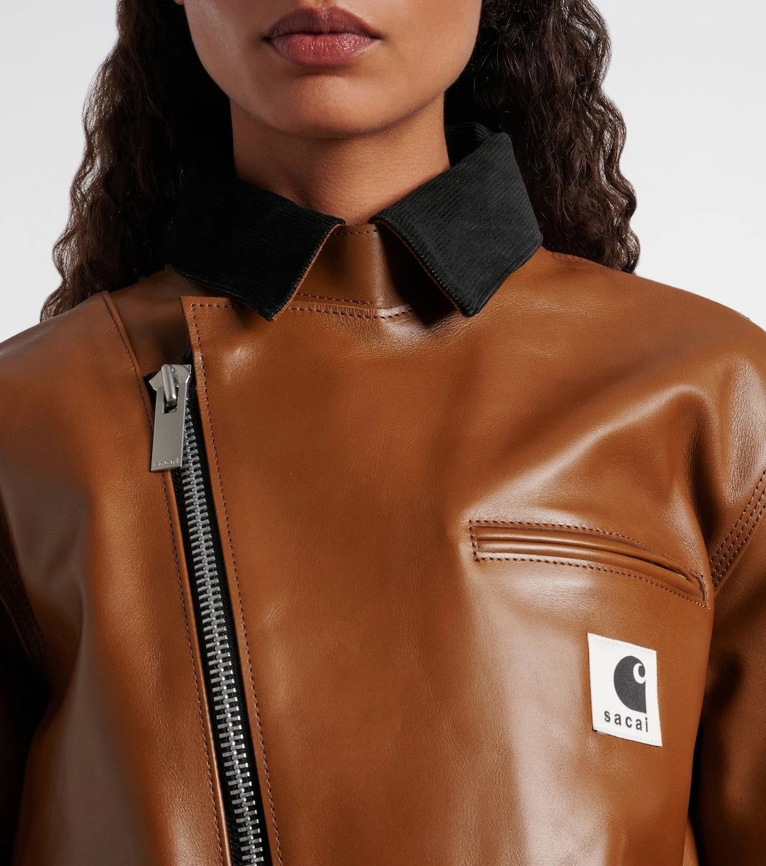Sacai - جاكيت جلدي غير متماثل من كارهاارت