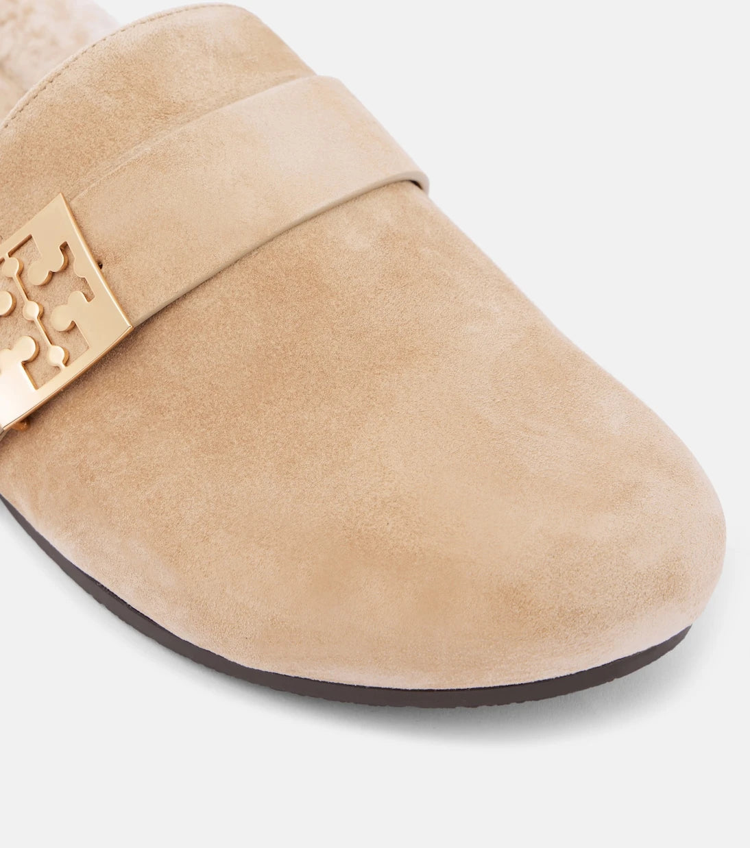 Tory Burch - حذاء مفتوح من الشمواه مبطن بفرو الشيرلينج الناعم
