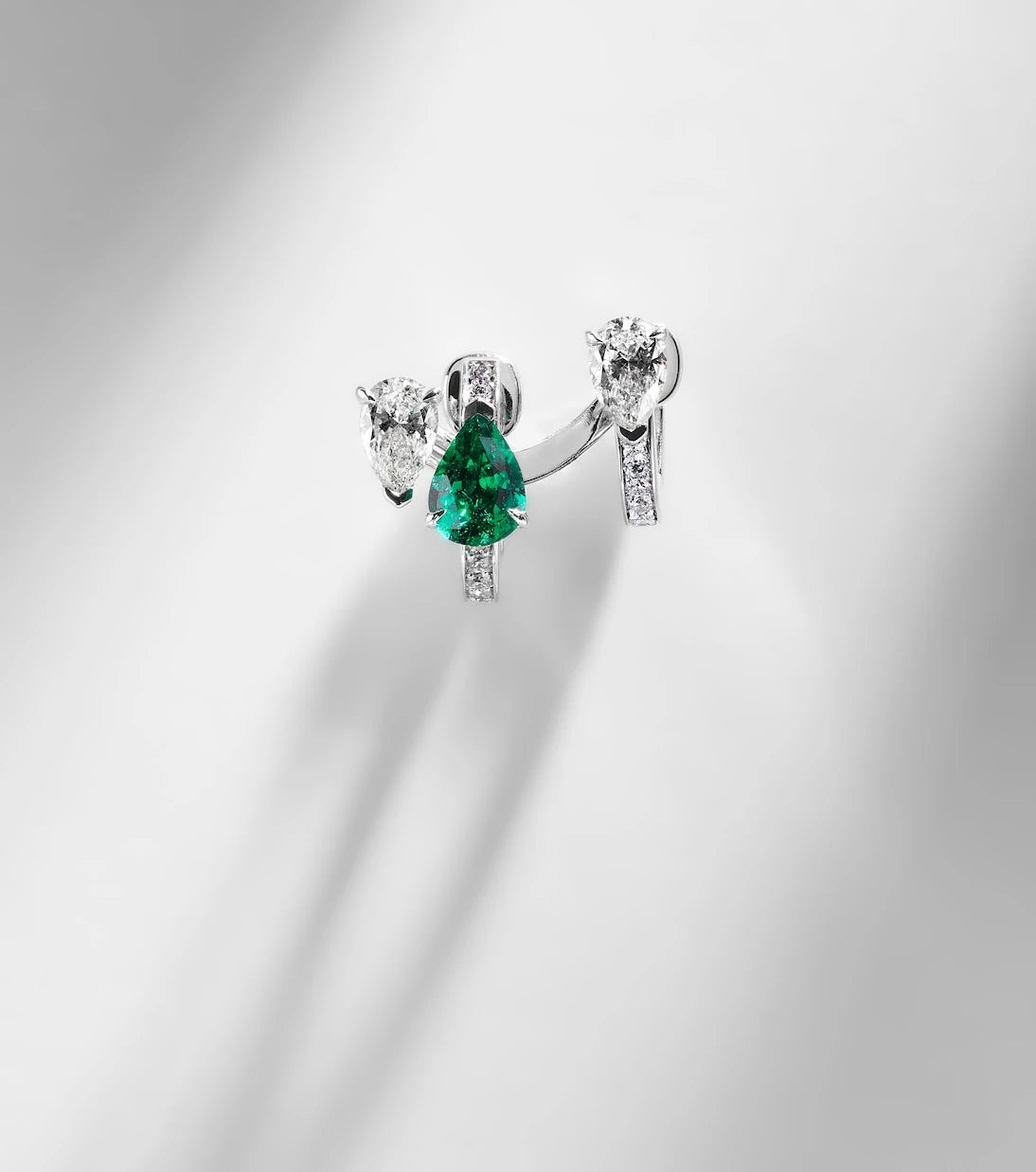 Repossi - Serti Sur Vide 18kt white gold single earring with diamonds and emerald