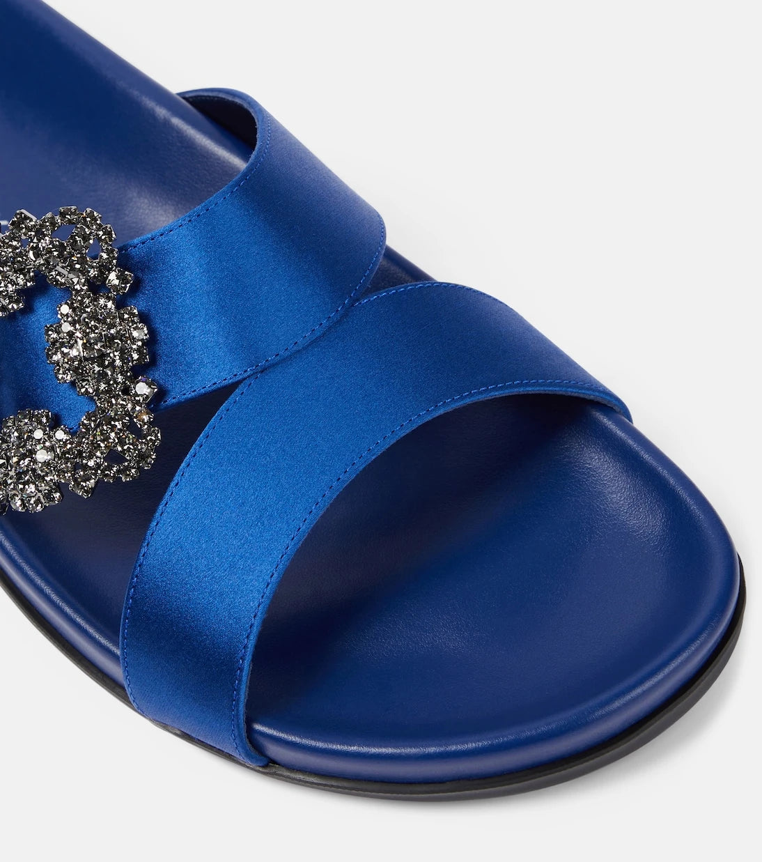 Manolo Blahnik - صندل تشيلانغي من الساتان المزدان بالزخارف