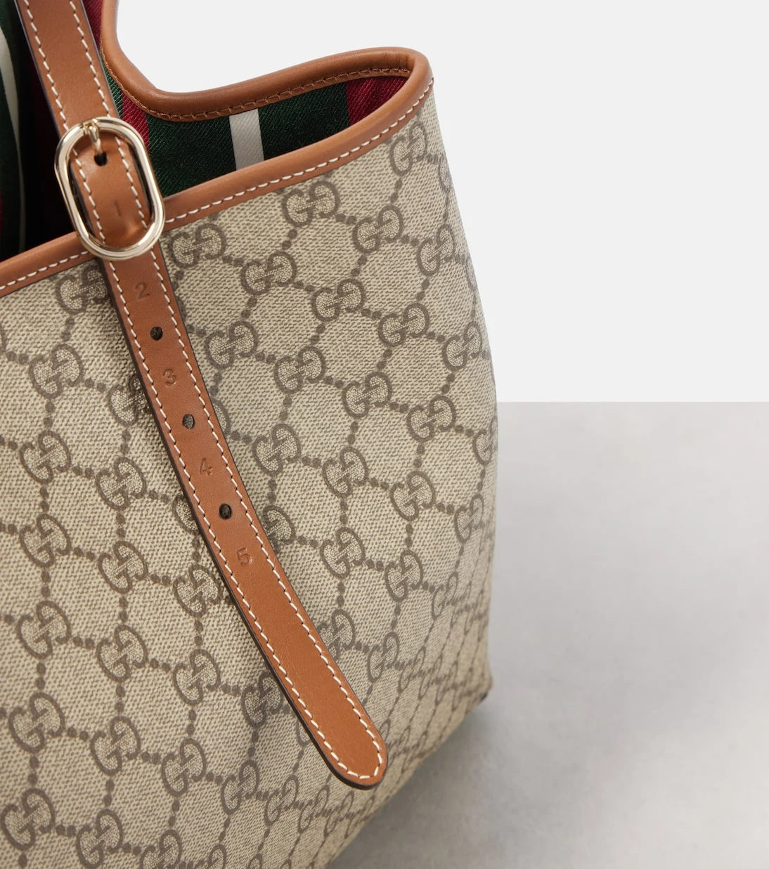 Gucci - حقيبة يد كبيرة بشعار GG