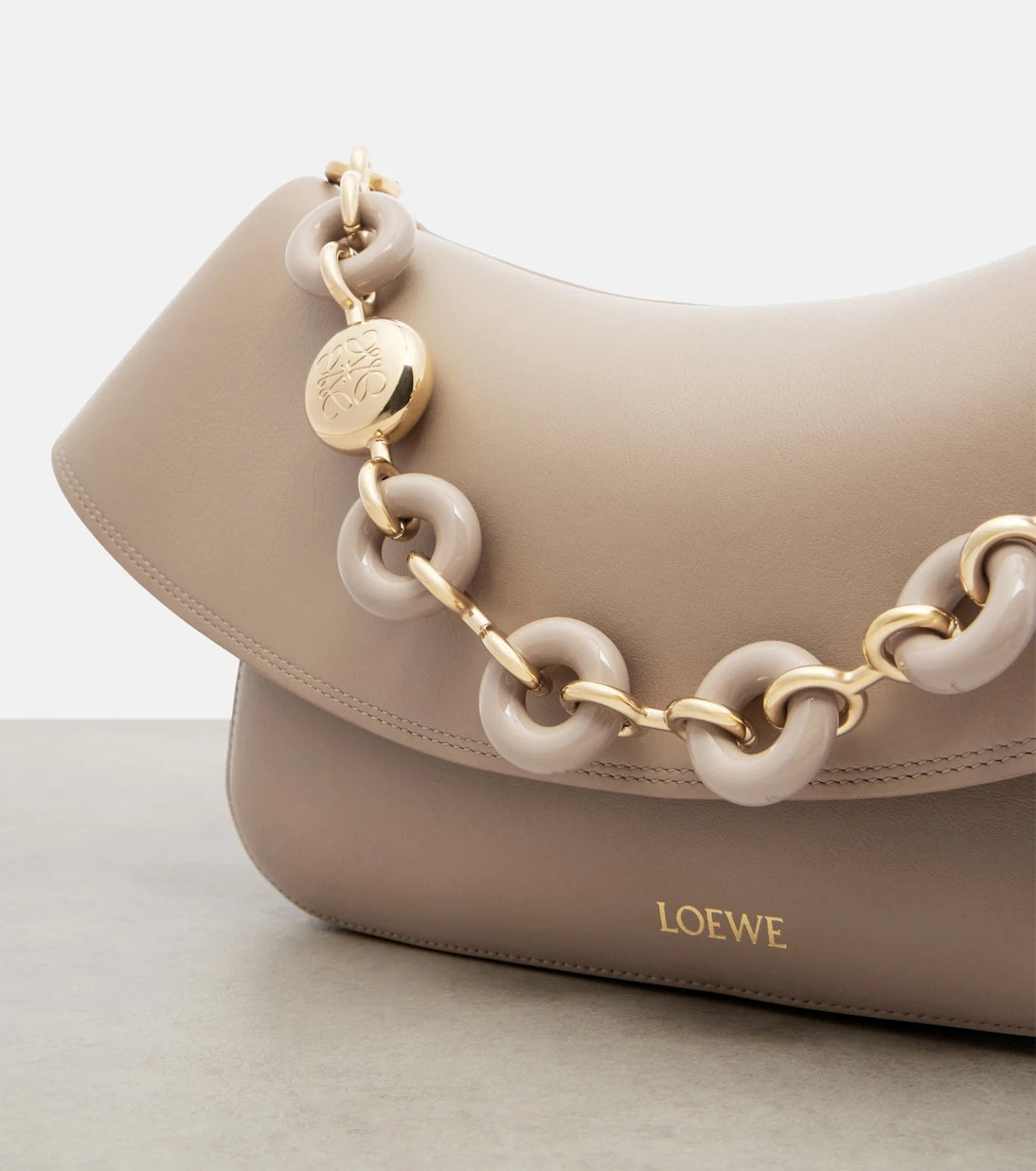 Loewe - حقيبة كتف Ola Medium من الجلد