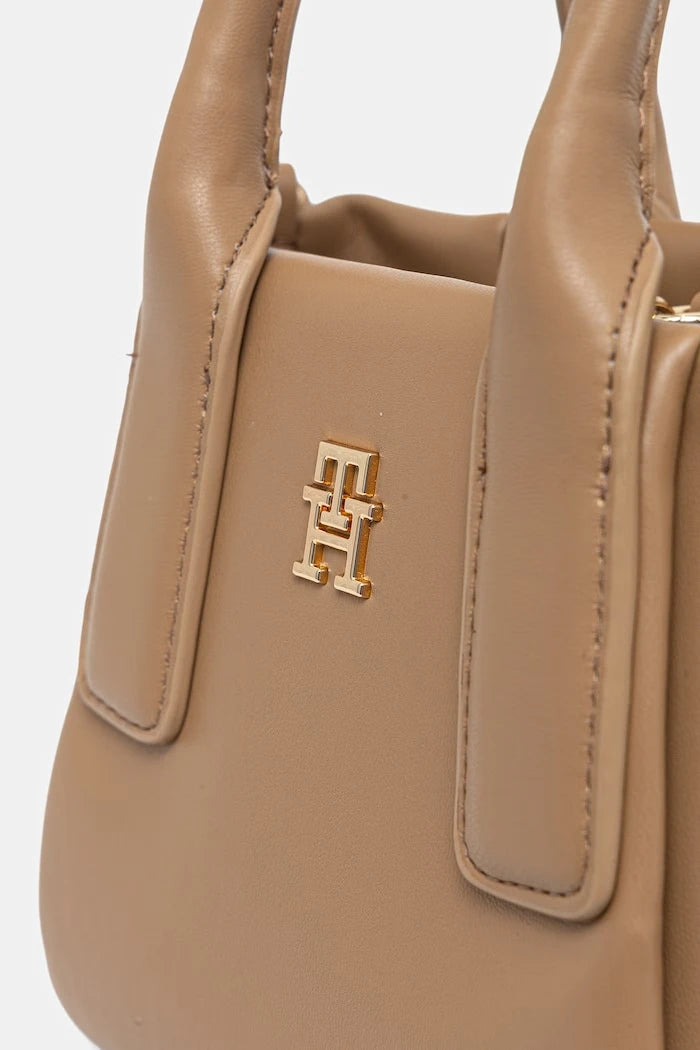 Tommy Hilfiger ayarlanabilir askılı, kadınsı suni deri çanta