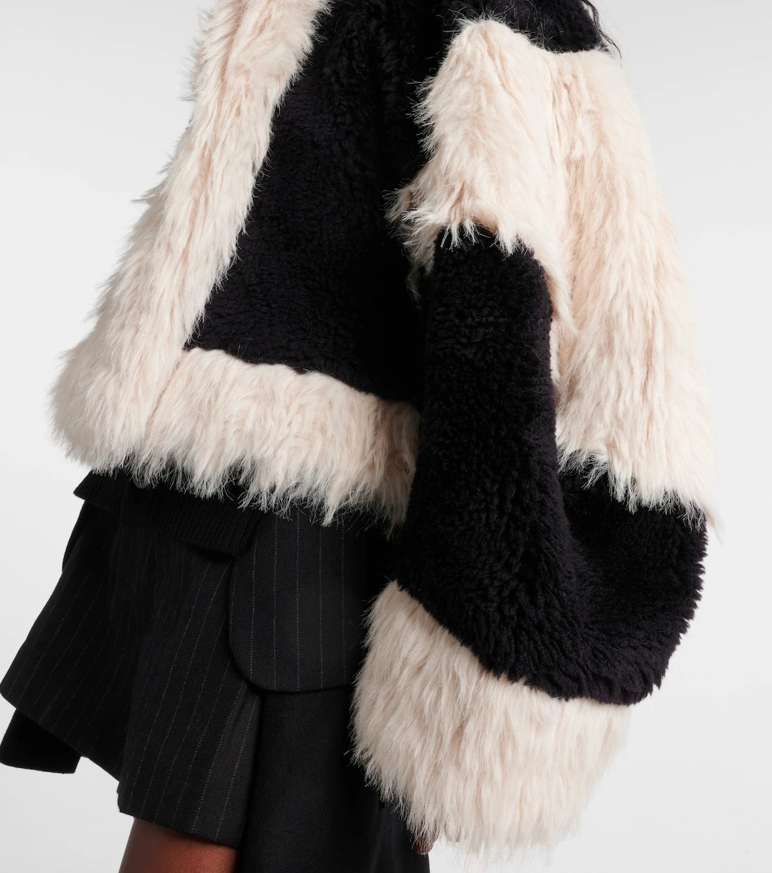 Sacai - جاكيت صوف بقصة كبيرة مزين بالفرو الصناعي