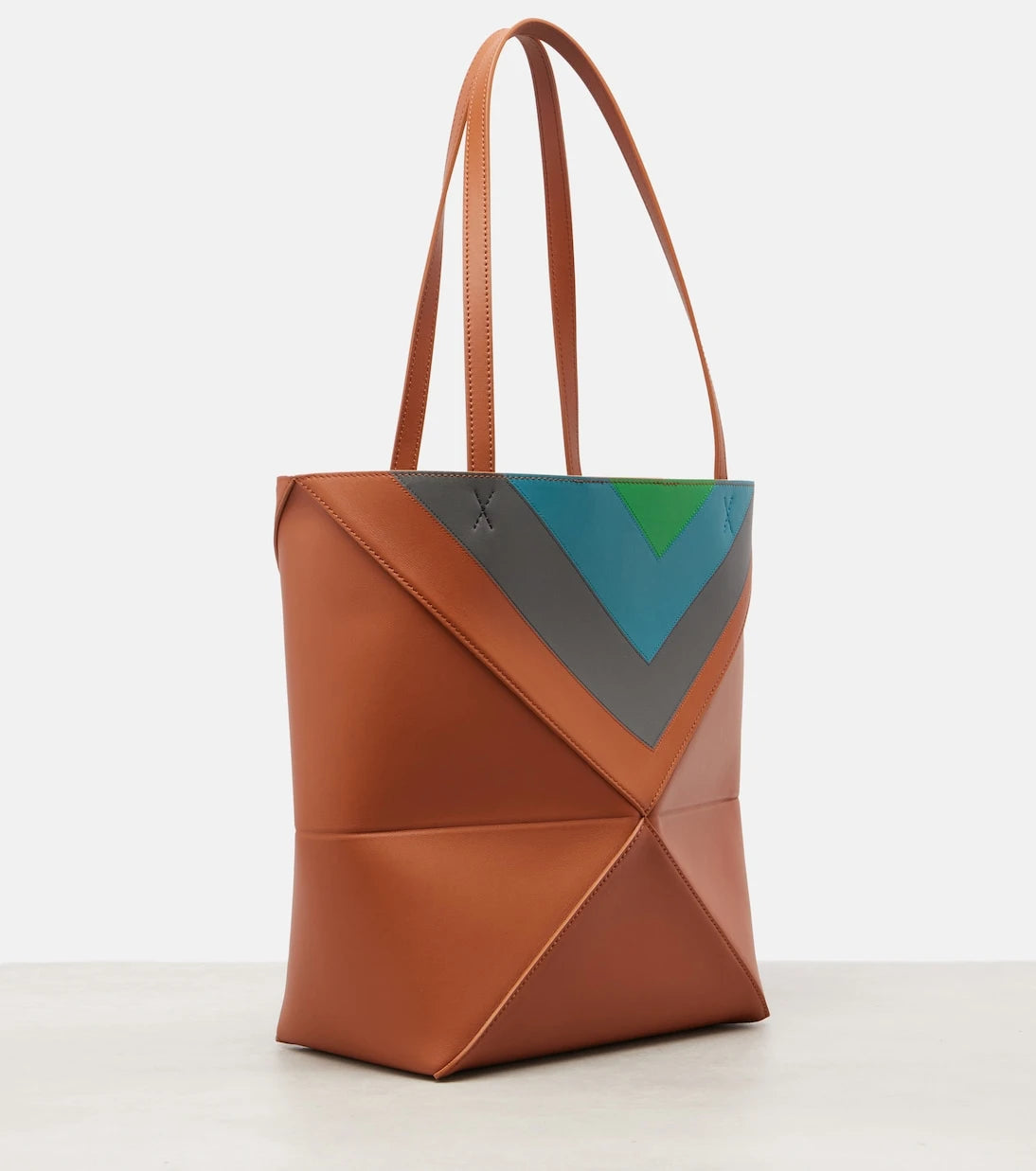 Loewe - حقيبة يد توتس متوسطة الحجم قابلة للطي بتصميم ألبرز من الجلد
