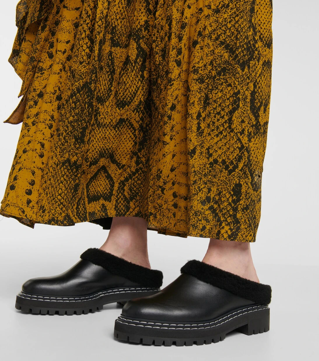 Proenza Schouler - شباشب جلد مبطنة بفرو القص