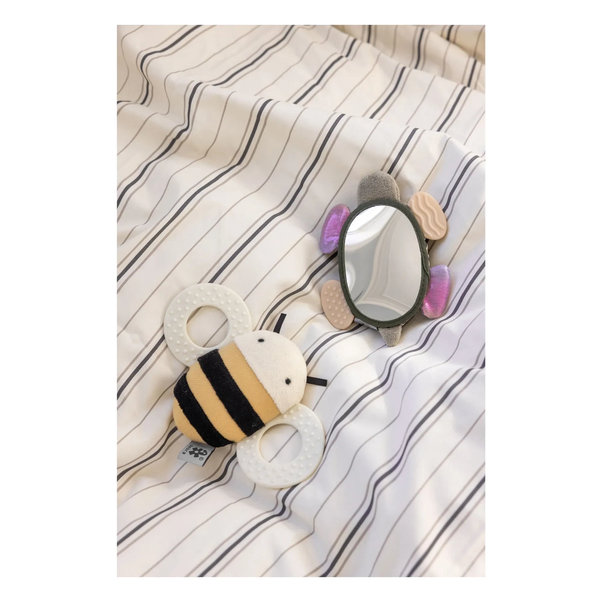 Sebra - Billy the bee rattle | Yellow