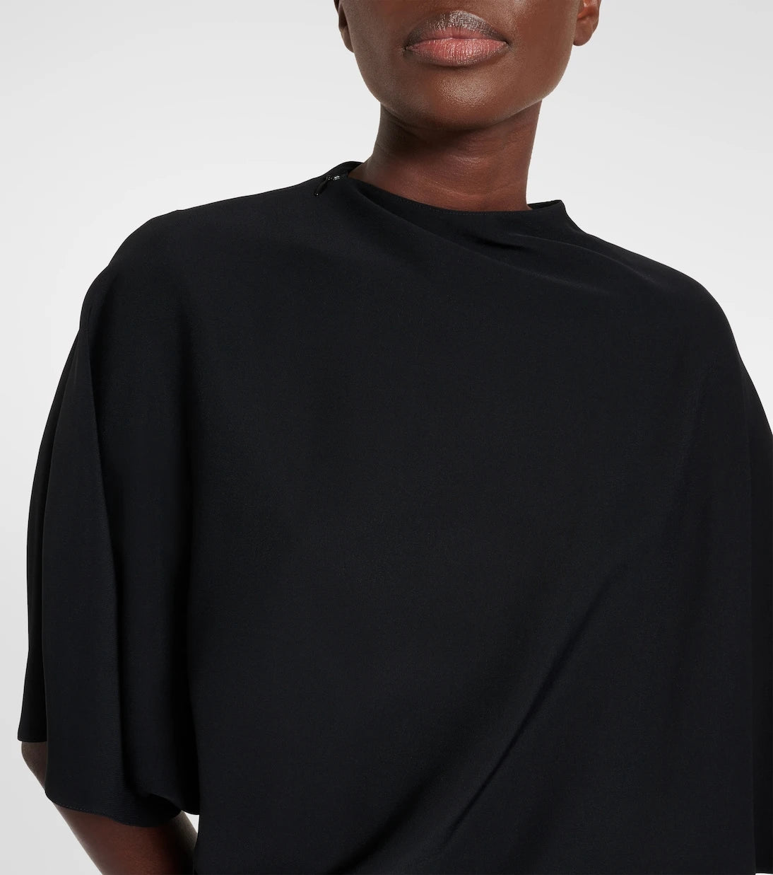 Alaïa - فستان ميدي بحزام وتفاصيل جلدية