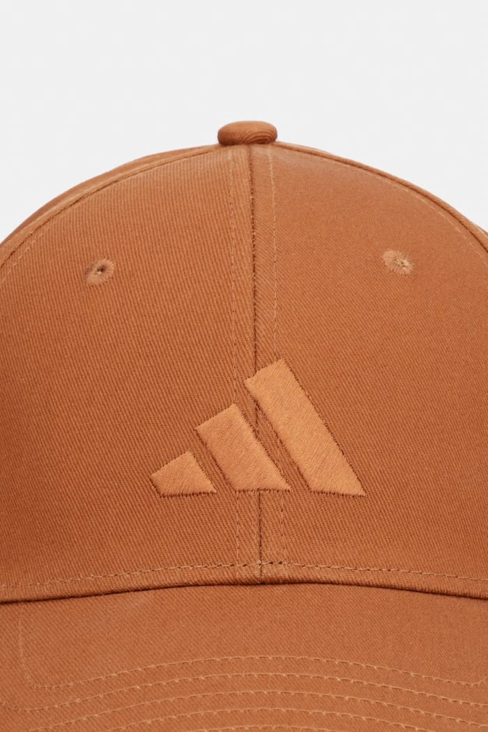 Памучна шапка с козирка adidas