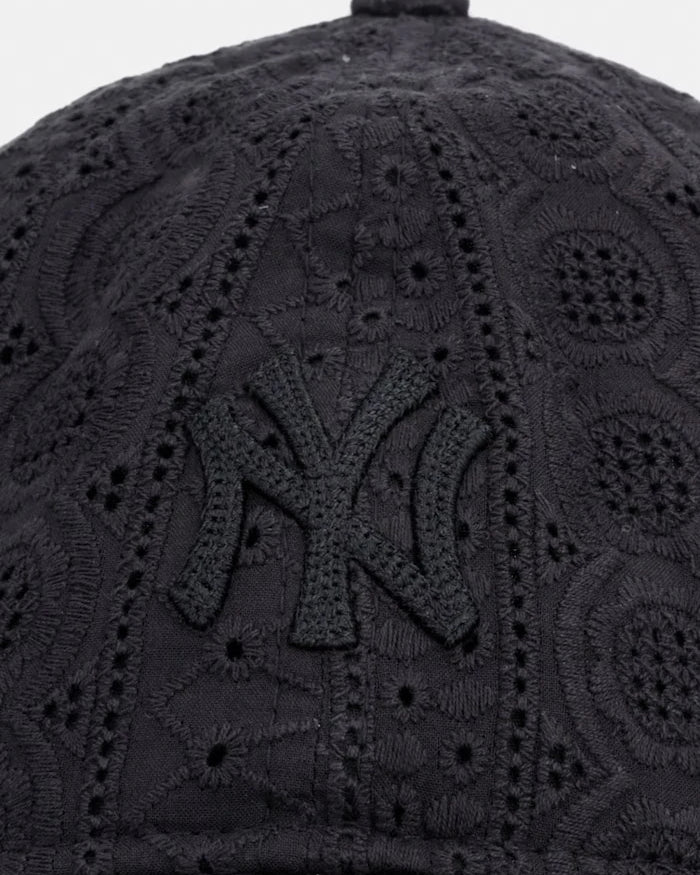 New Era pamuklu vizörlü şapka BRODERIE 920 NYY