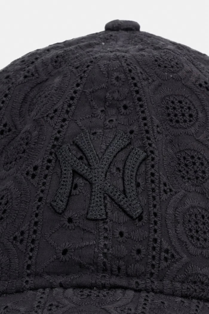 New Era pamuklu vizörlü şapka BRODERIE 920 NYY