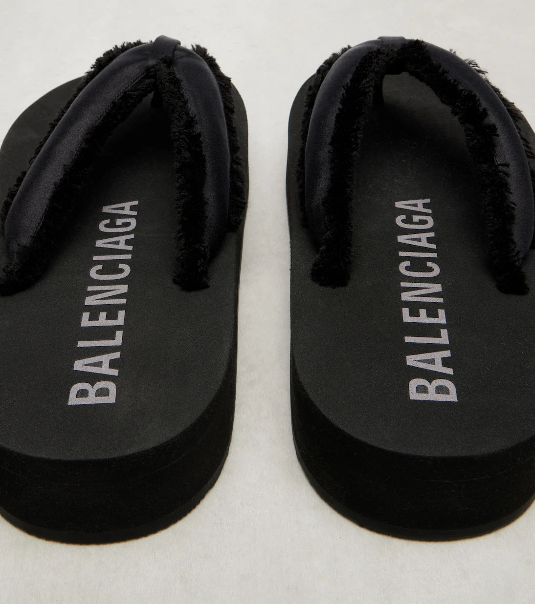 Balenciaga - صنادل فلينج ساتان فخمة بلاتفورم بين الأصابع
